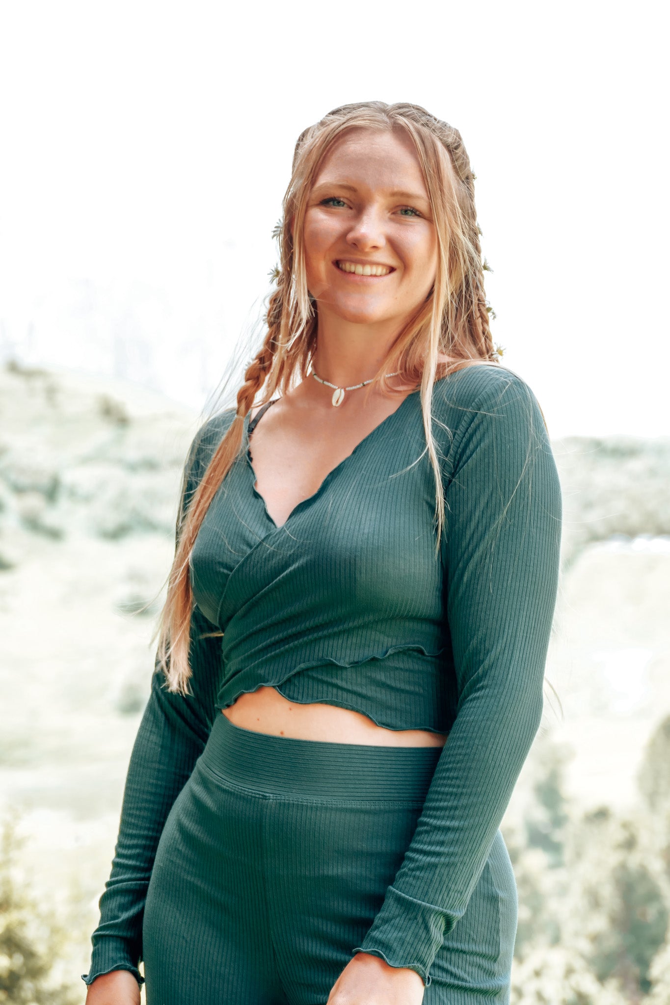Wunderschöner und schicker Crop Pulli als Zweiteiler mit High Waist Hose in dunkelgrün