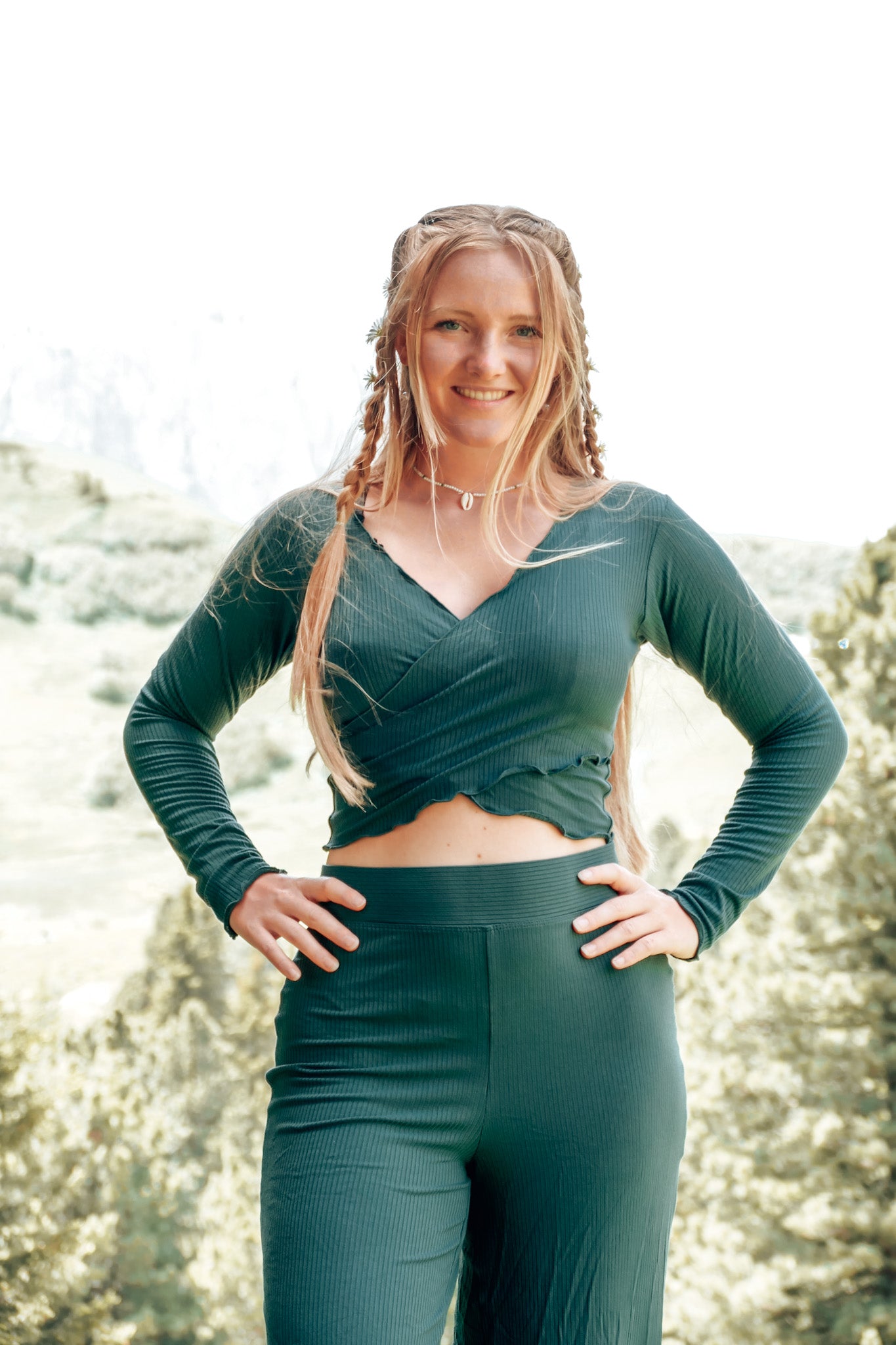 Nachhaltiger Crop Pulli mit überkreuztem Design und Rüschen in petrol