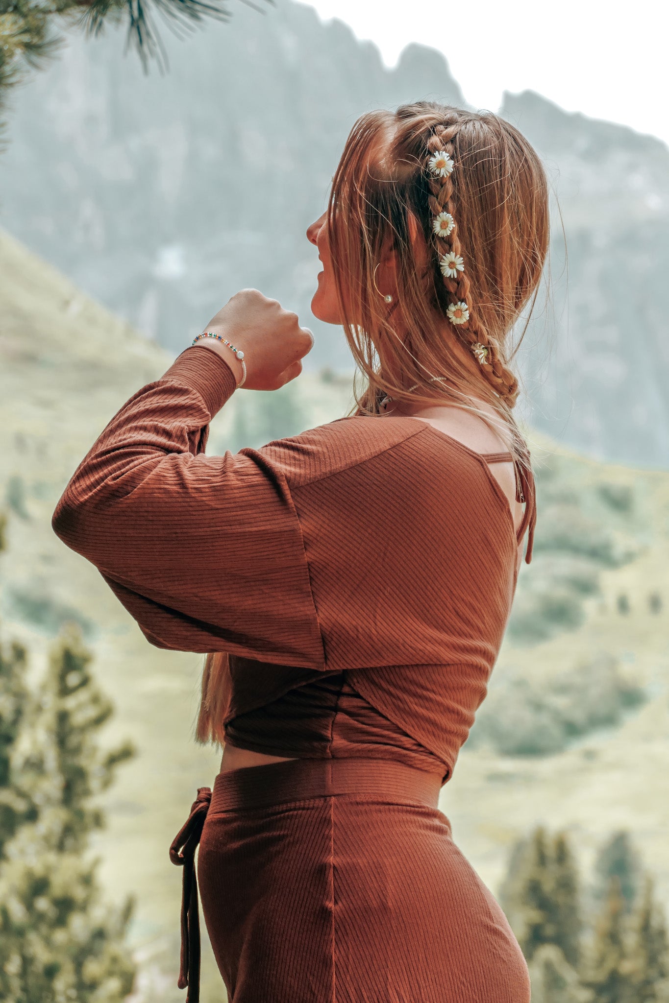 Crop Pulli als Zweiteiler und modernes Set für Damen im Frühling und Herbst