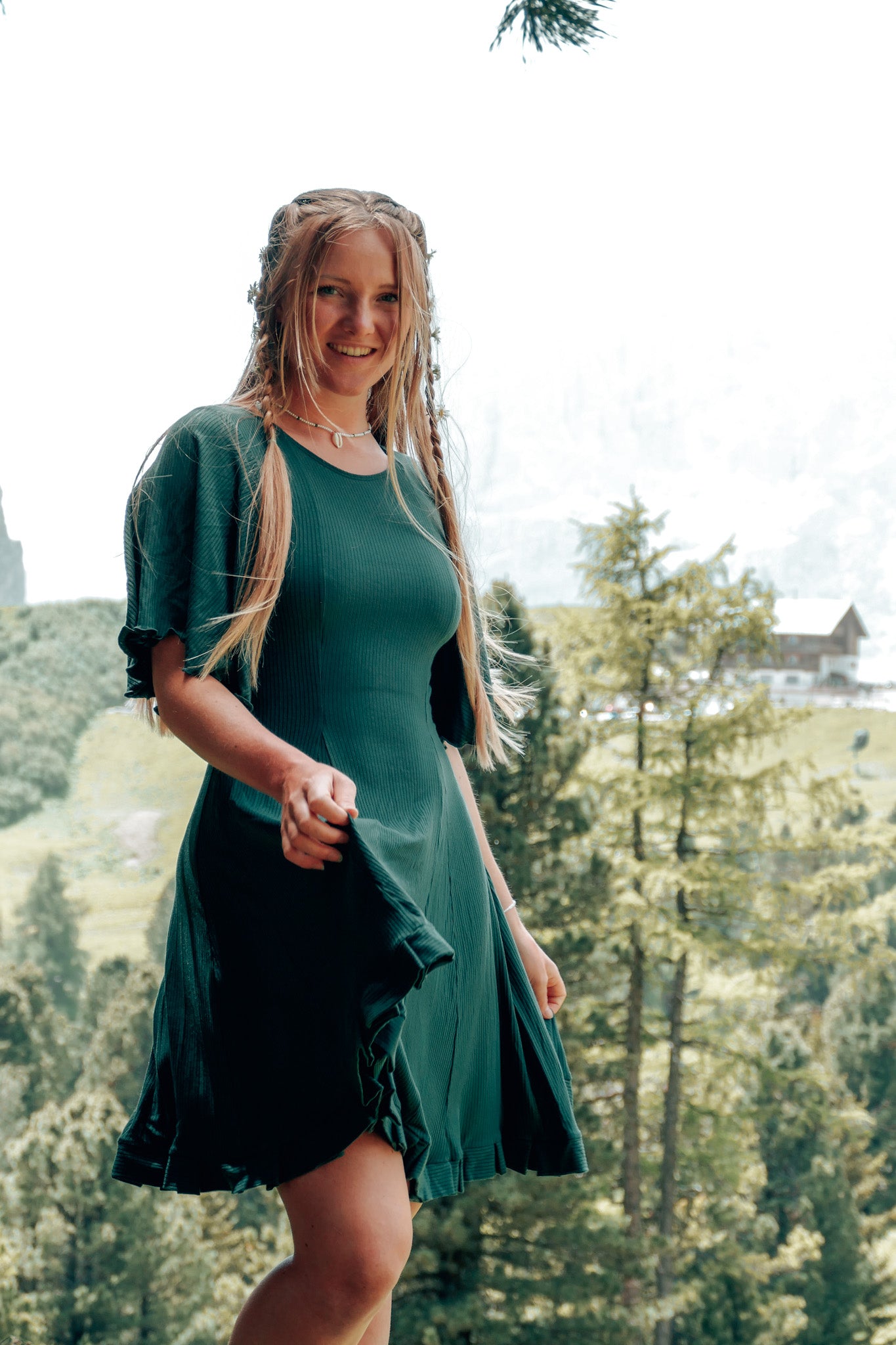 Nachhaltiges und luftiges Sommerkleid dunkelgrün