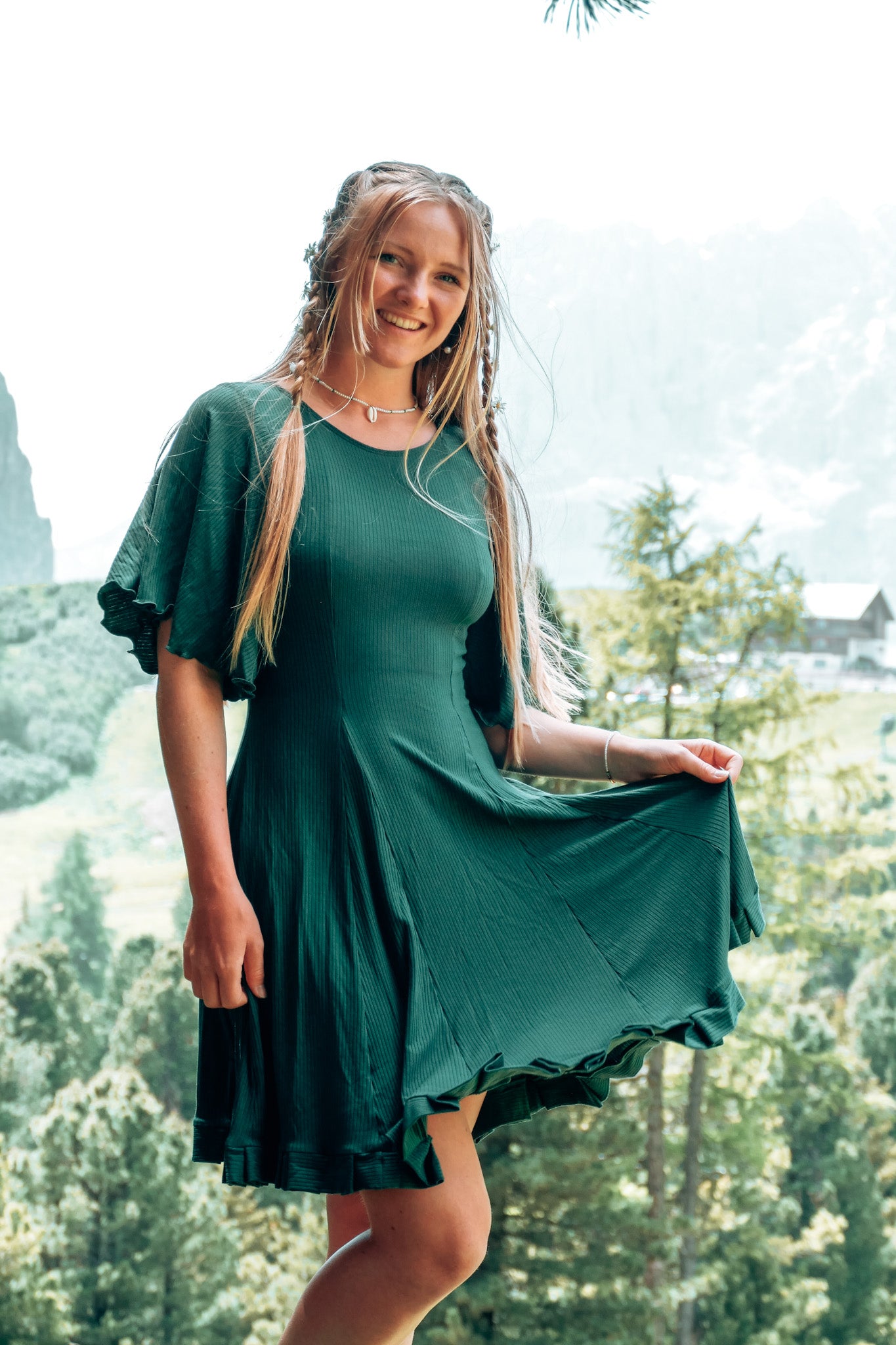 Dunkelgrünes weites und ausgestelltes Sommerkleid mit Rüschen