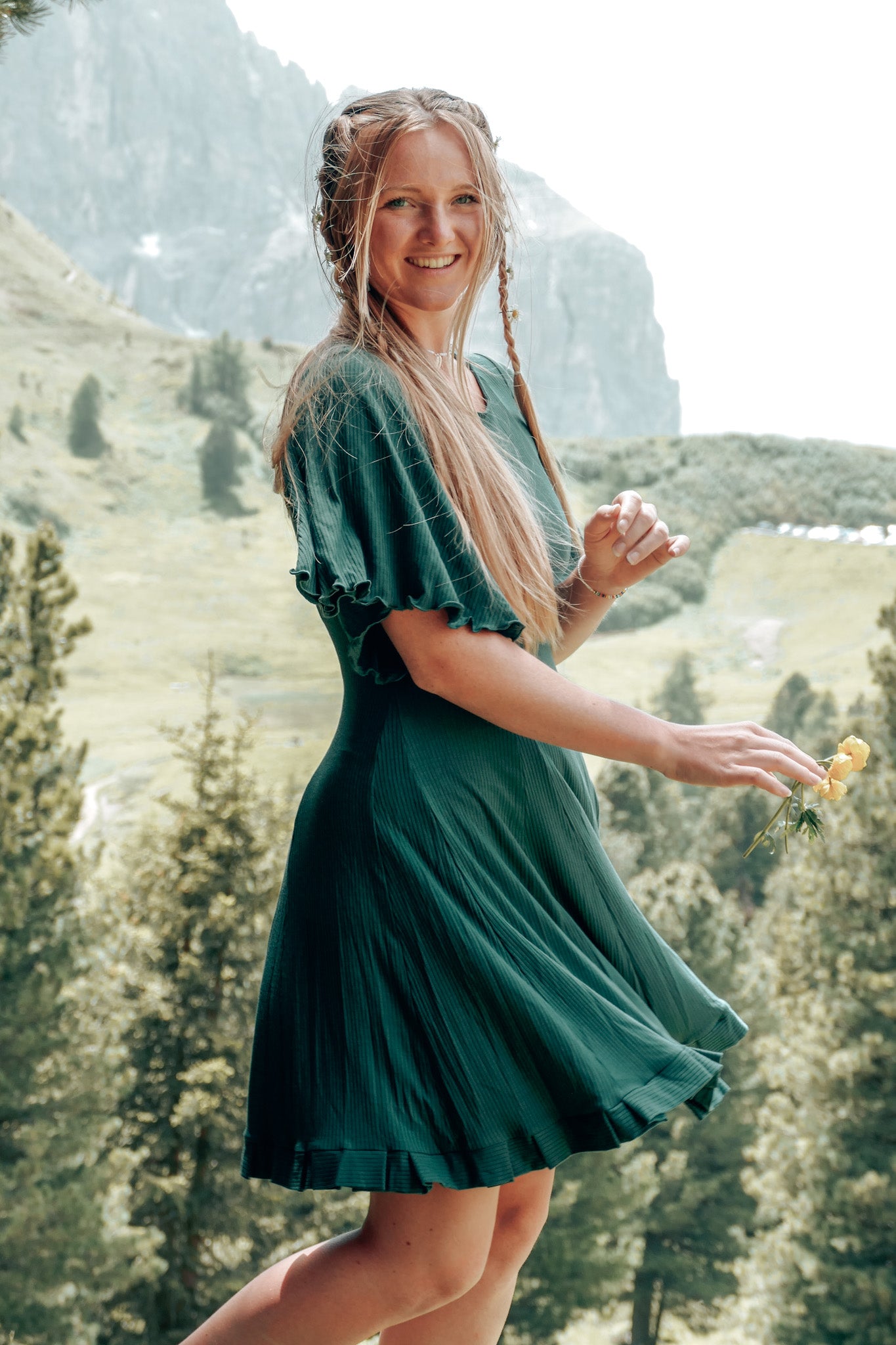 Dunkelgrünes Sommerkleid für jeden im Trend schick und comfy