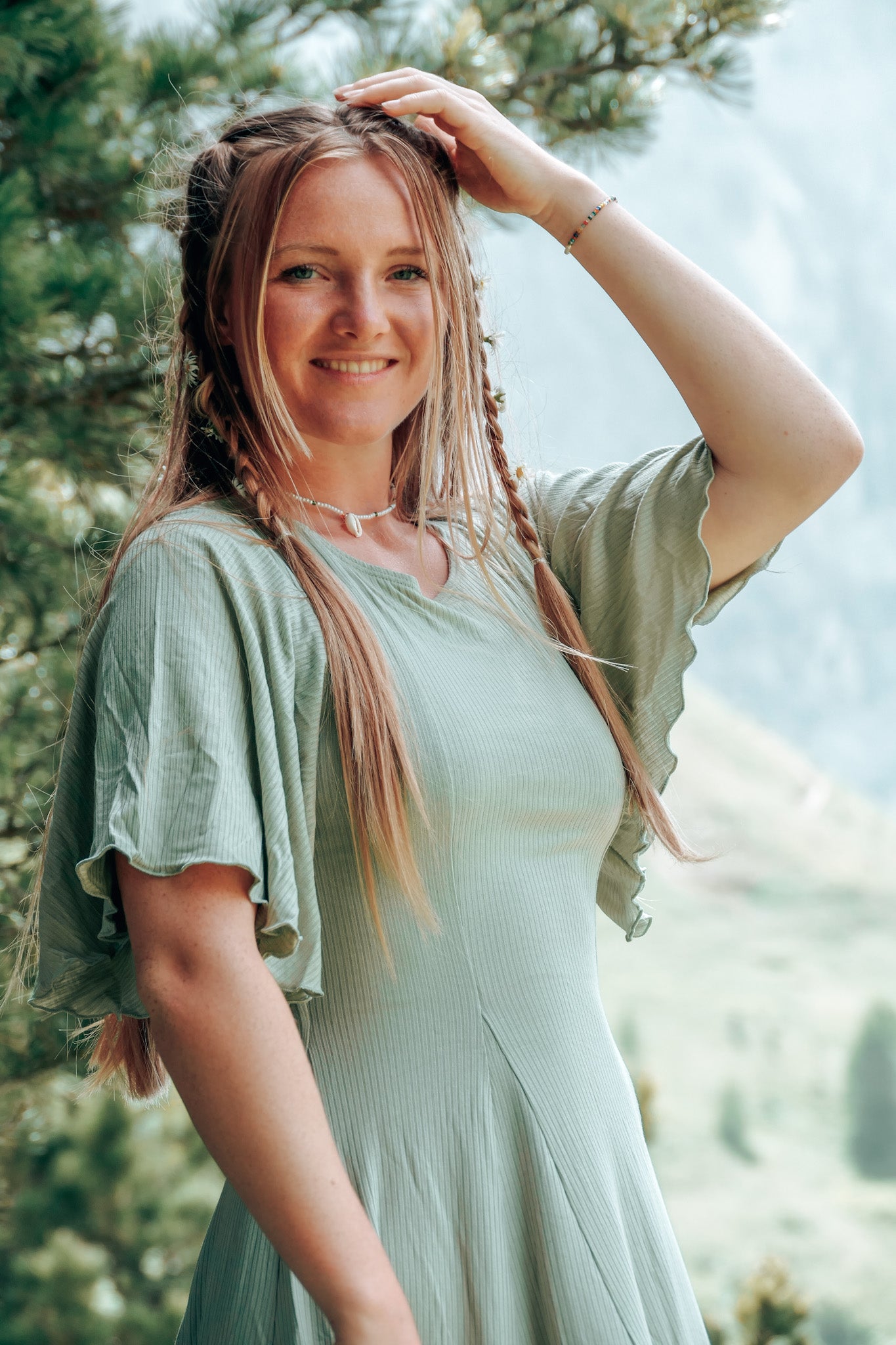Mintfarbiges und fair produziertes Sommerkleid mit Rüschen und Glockenärmeln