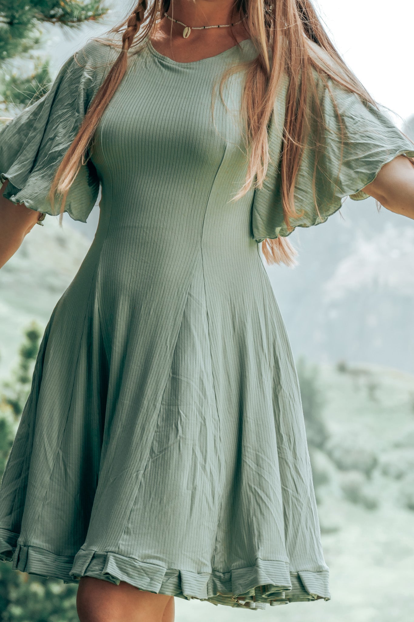 Tailliertes und nachhaltiges Sommerkleid mit Rüschen für den schicken Anlass