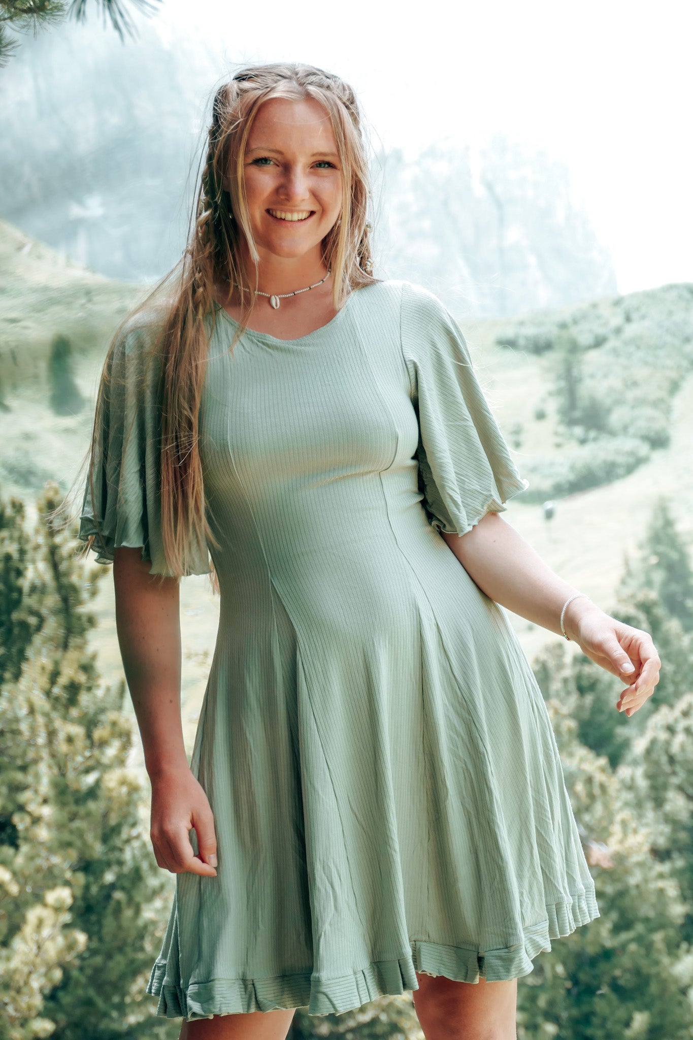 Sommerkleid mit weitem Saum und enger Taille für den schicken Anlass