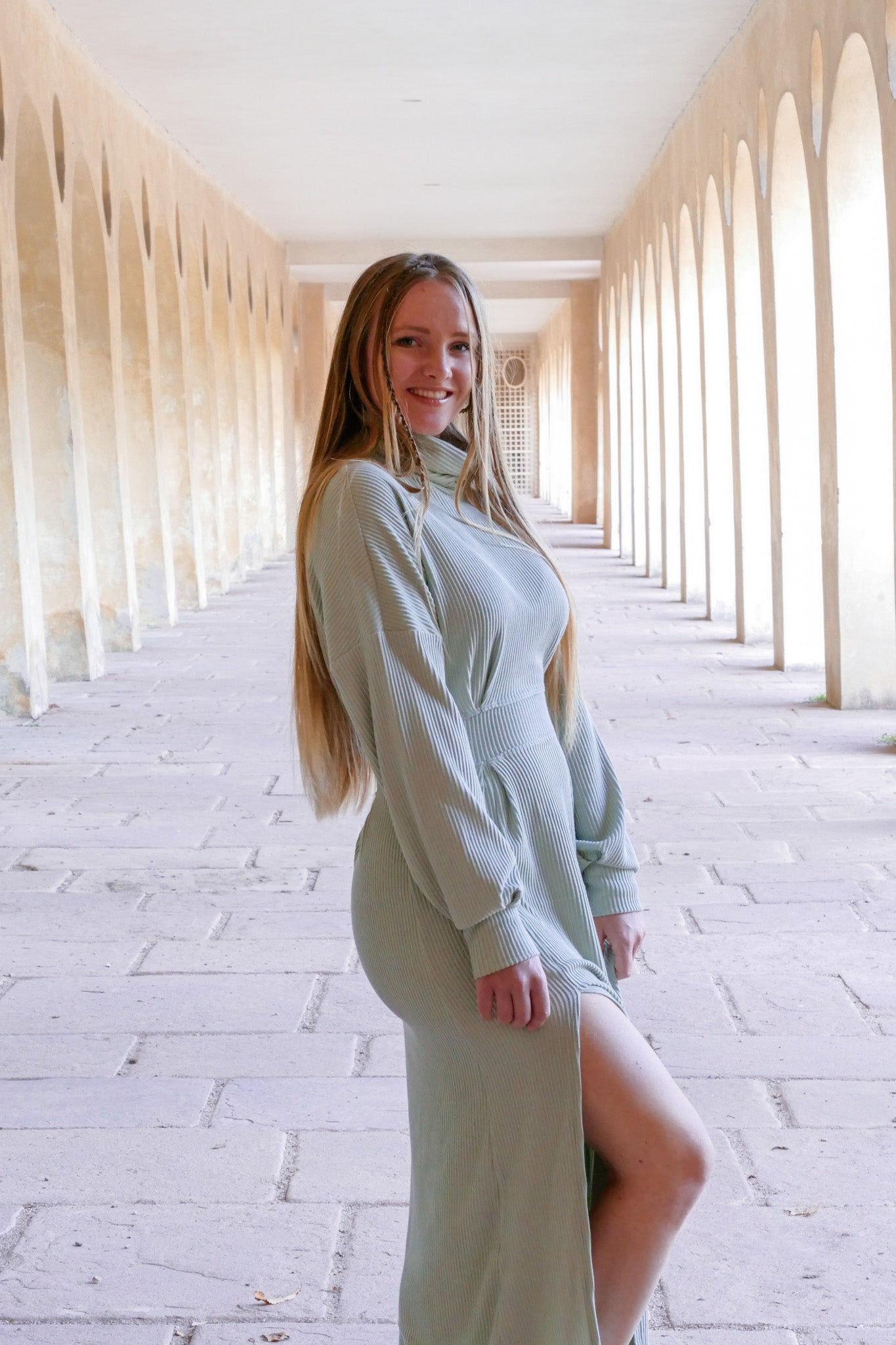Warmes und kuscheliges Winterkleid in weiblichem Schnitt aus Bio Stoff mit langen Ärmeln und Schlitz am Bein