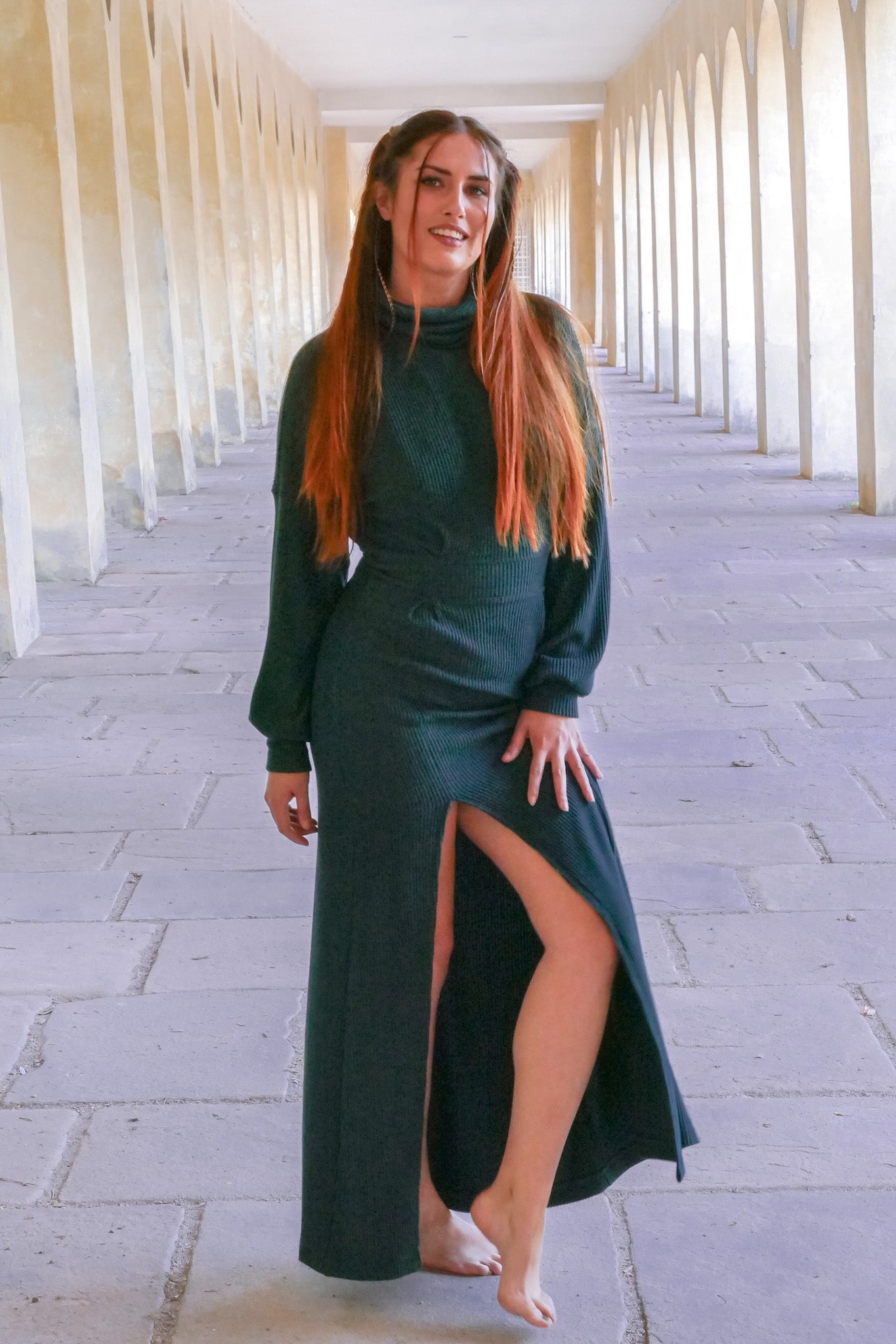 Langes Winterkleid mit Schlitz mit Taillenbetonung und Ballonärmeln für Damen