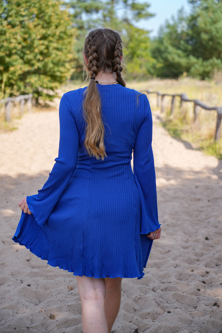 Hochwertiges Kleid aus dickem Stoff, das Wärme und Stil vereint – ein Must-Have für den Winter.