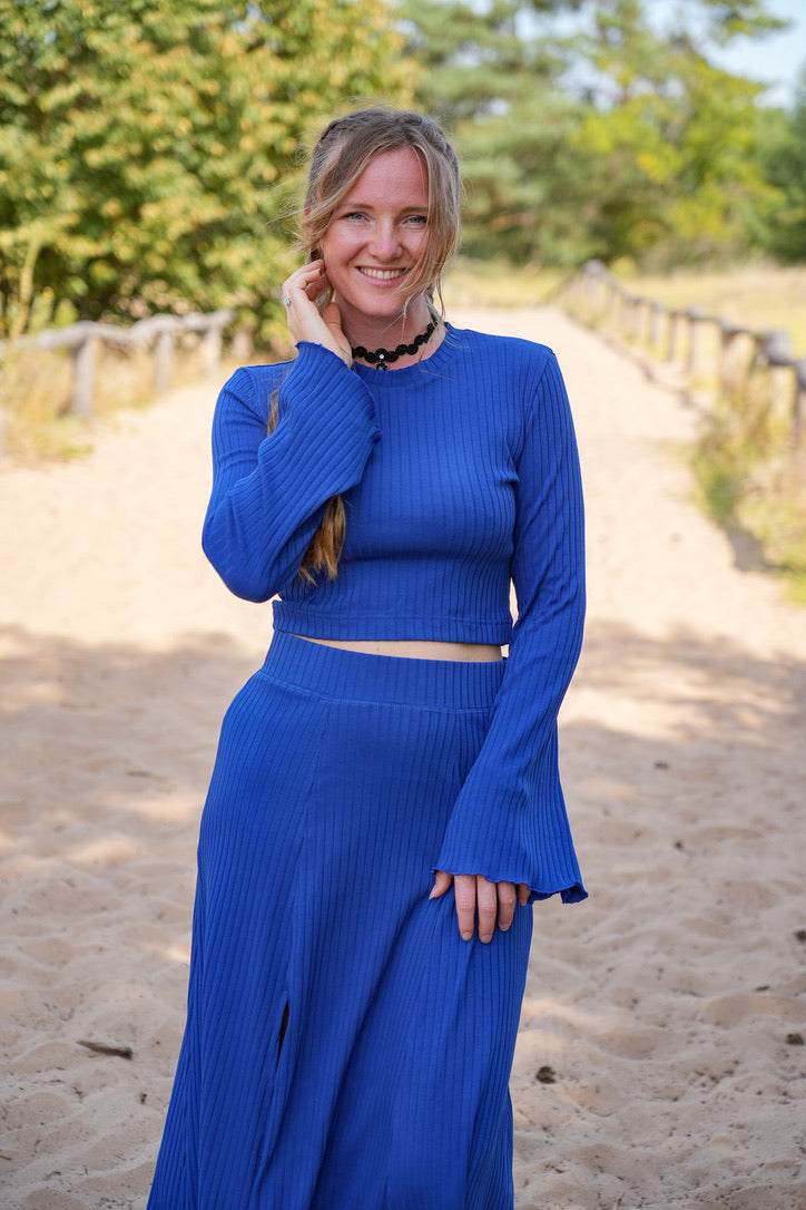 Fließender Rock in tiefem Blau mit elastischem Bund für optimalen Tragekomfort.