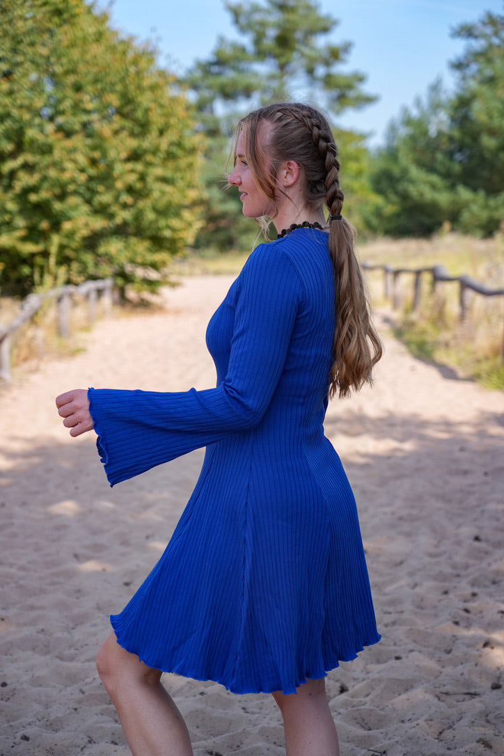 Geripptes und moderes Kleid mit Trompetenärmeln für Damen im Winter aus nachhaltigem Stoff.