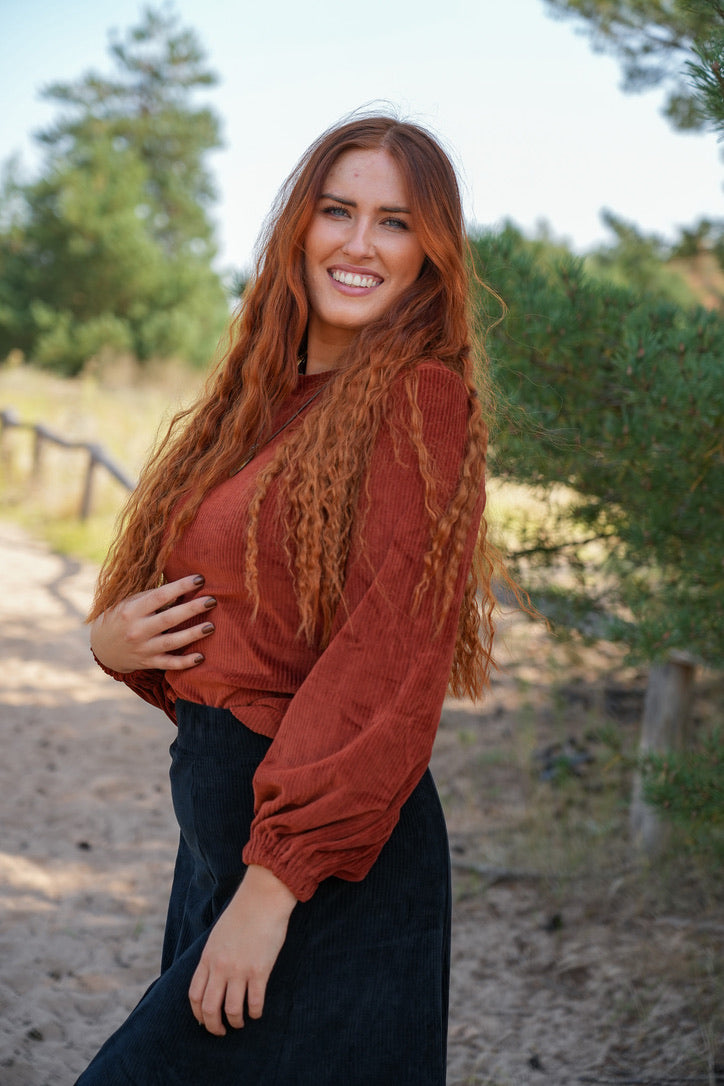 Modischer und nachhaltiger Cord-Pullover mit Ballonärmeln, der Komfort und Stil perfekt vereint.