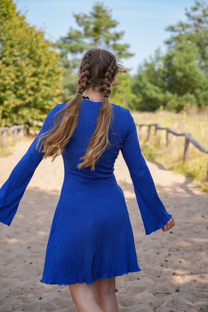 Nachhaltiges und feminines Kleid das die Taille betont und wunderschön aussieht aus geripptem Winterstoff.