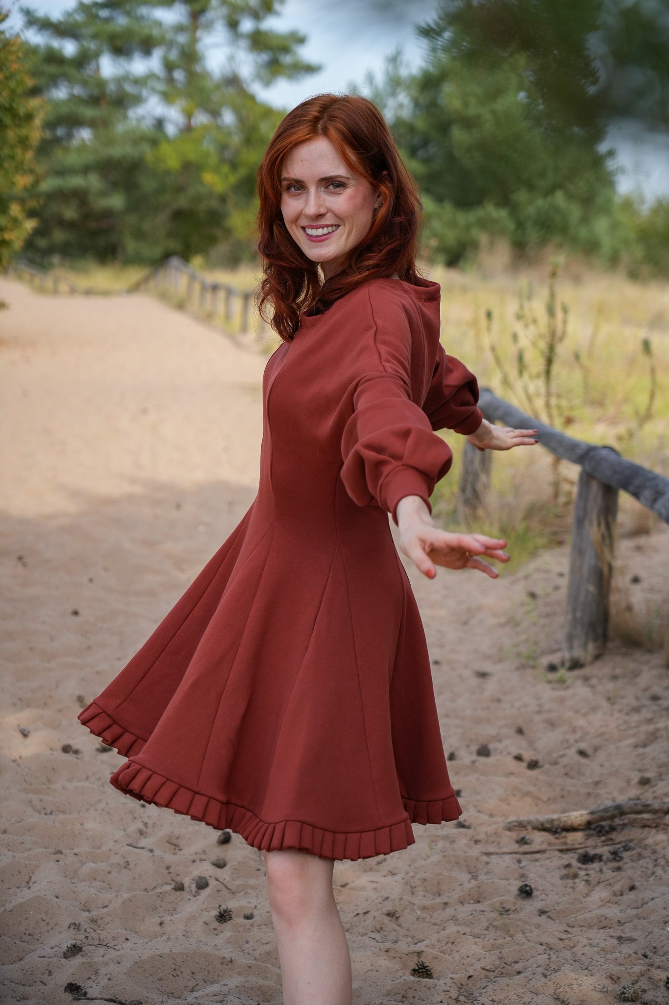 Feminines Kleid in tiefem Rotbraun, perfekt für elegante Winteroutfits
