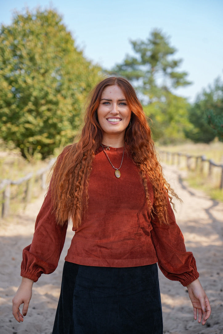 Roter herbstlicher Pullover in sanftem Braunton, ideal kombinierbar mit Röcken und Hosen.
