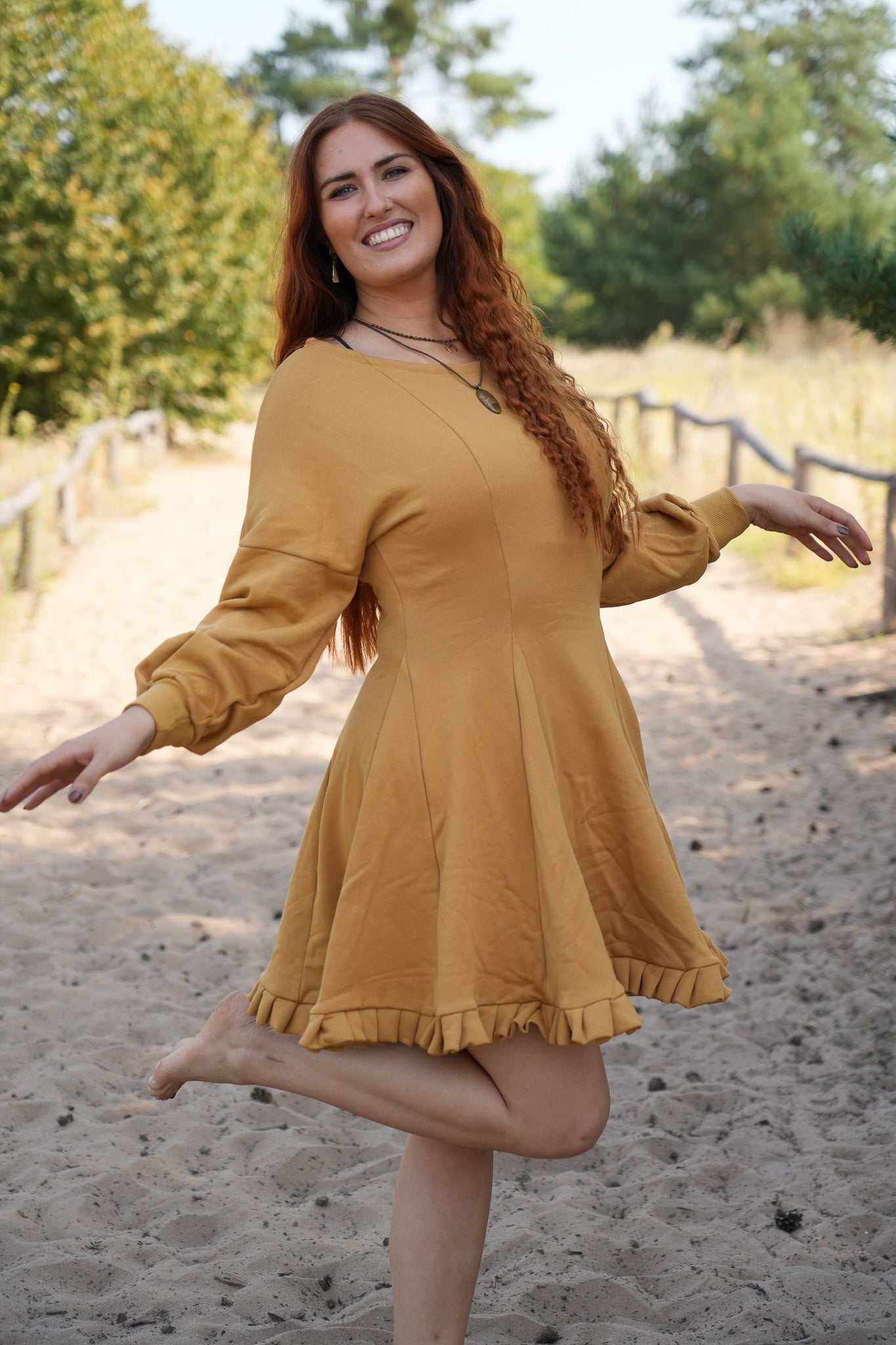 Bio-Baumwollkleid in Curry mit lockerer Passform und fließendem Rock.