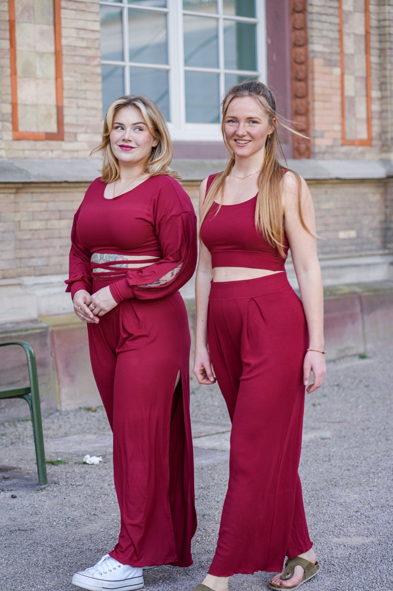 Stoffhose mit weitem Bein und Falten, die jeder Figur schmeicheln