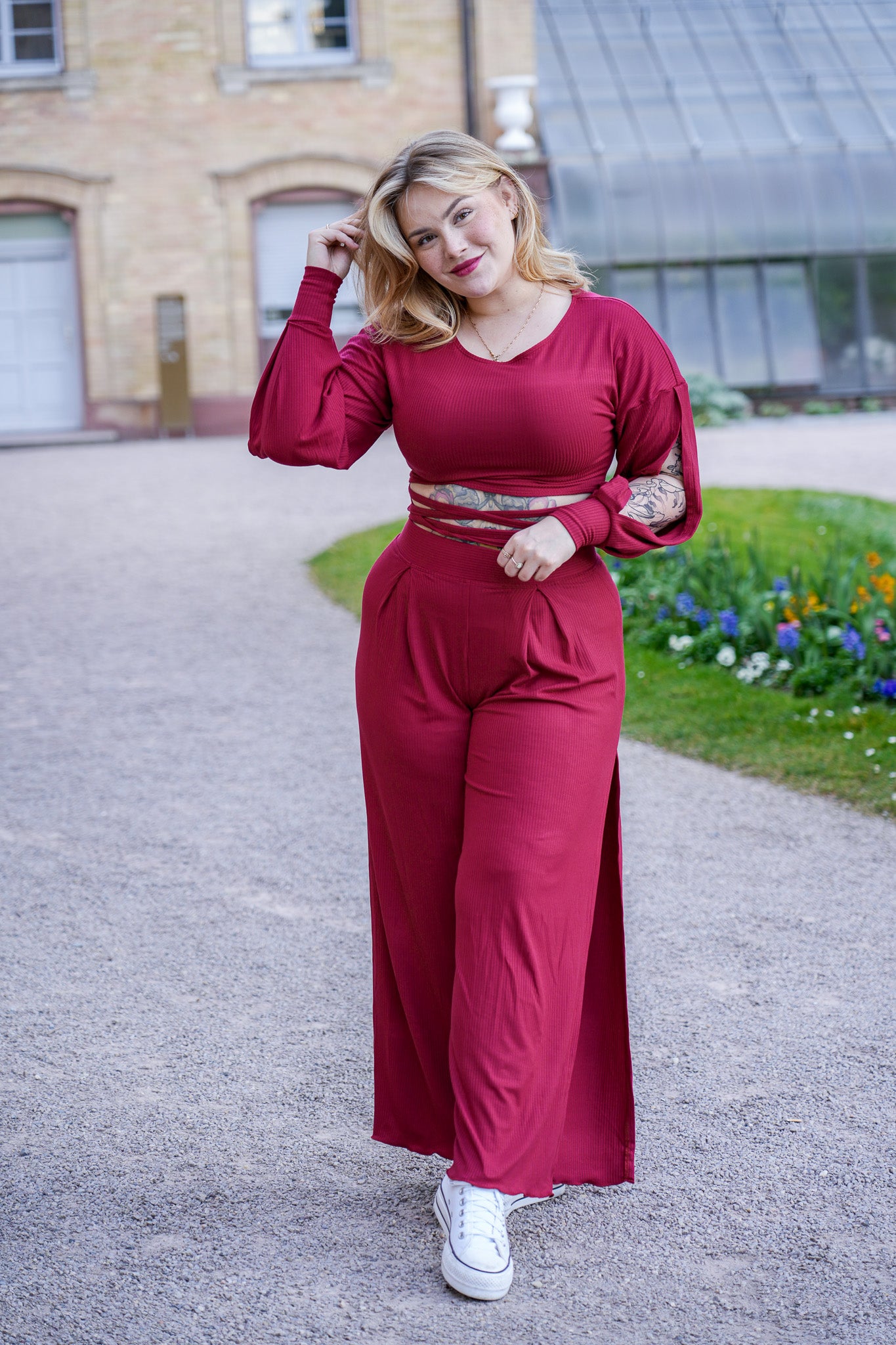 Statement Crop Oberteil in Rot mit figurbetonenden Bändern und Schlitzdetails