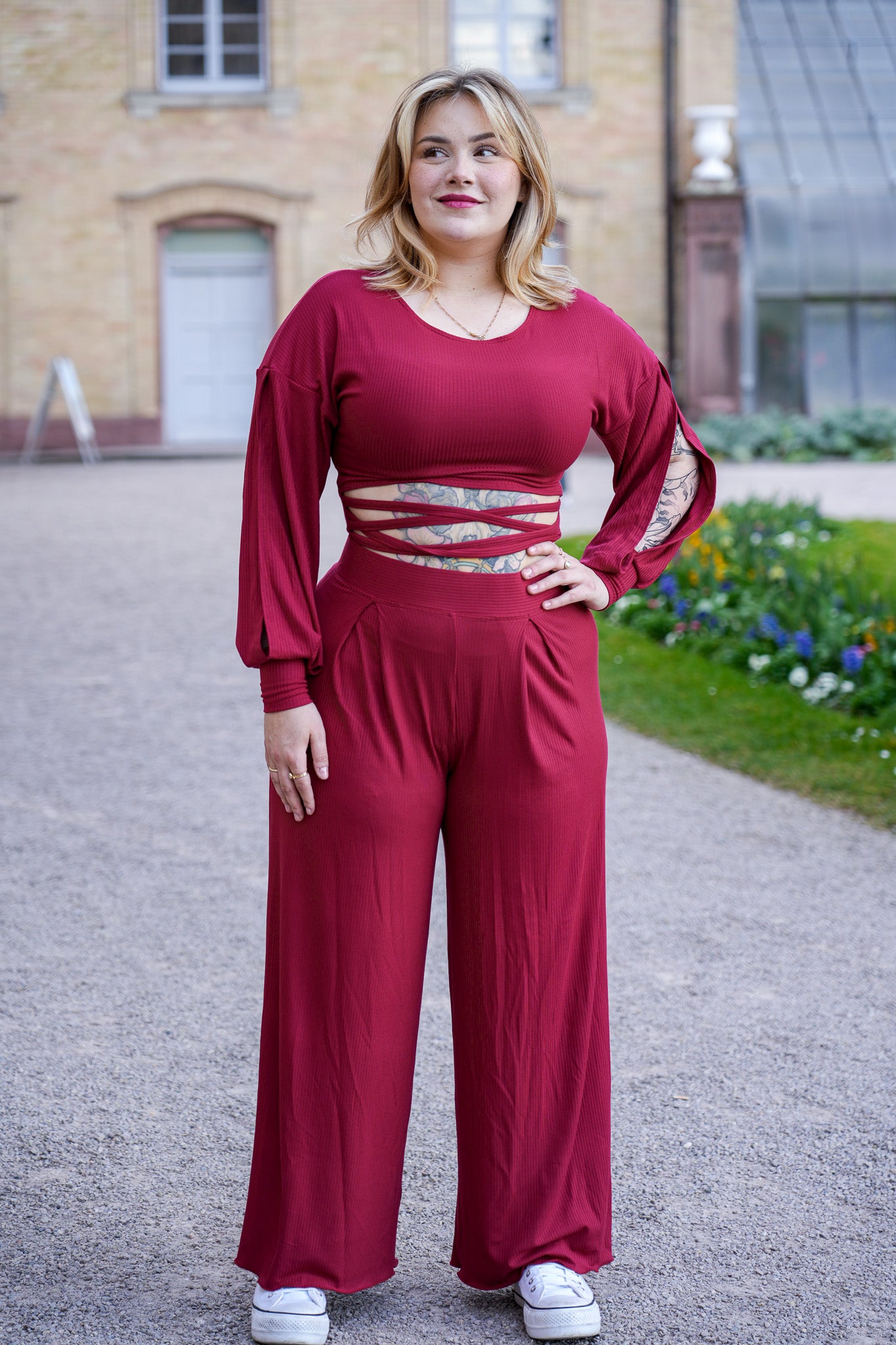 Frühlingsshirt mit langen Ärmeln, eleganter Schnürung und modernem Schnitt
