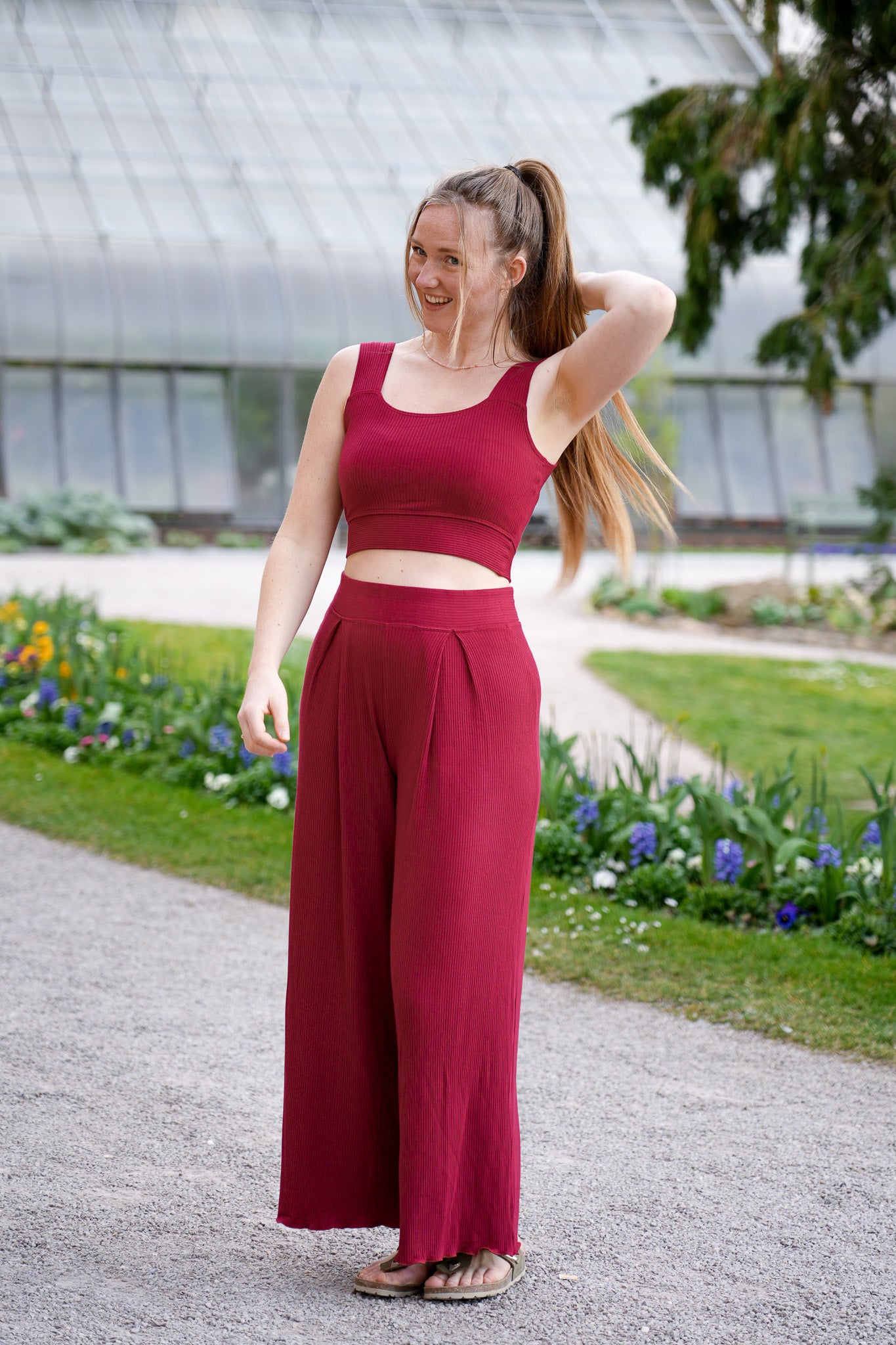 Luftige Sommerhose in Kirschrot