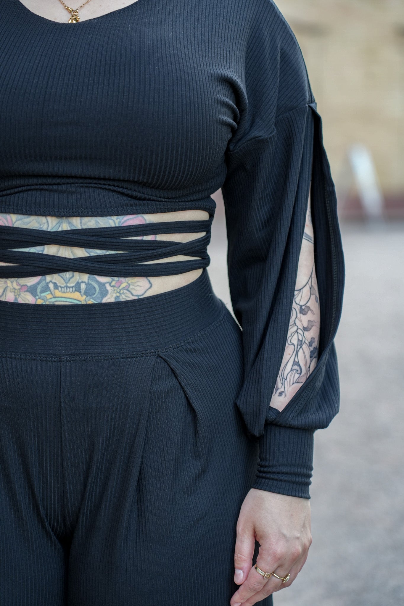 Schwarze Stoffhose mit weitem Bein und Falten die jeder Figur schmeicheln