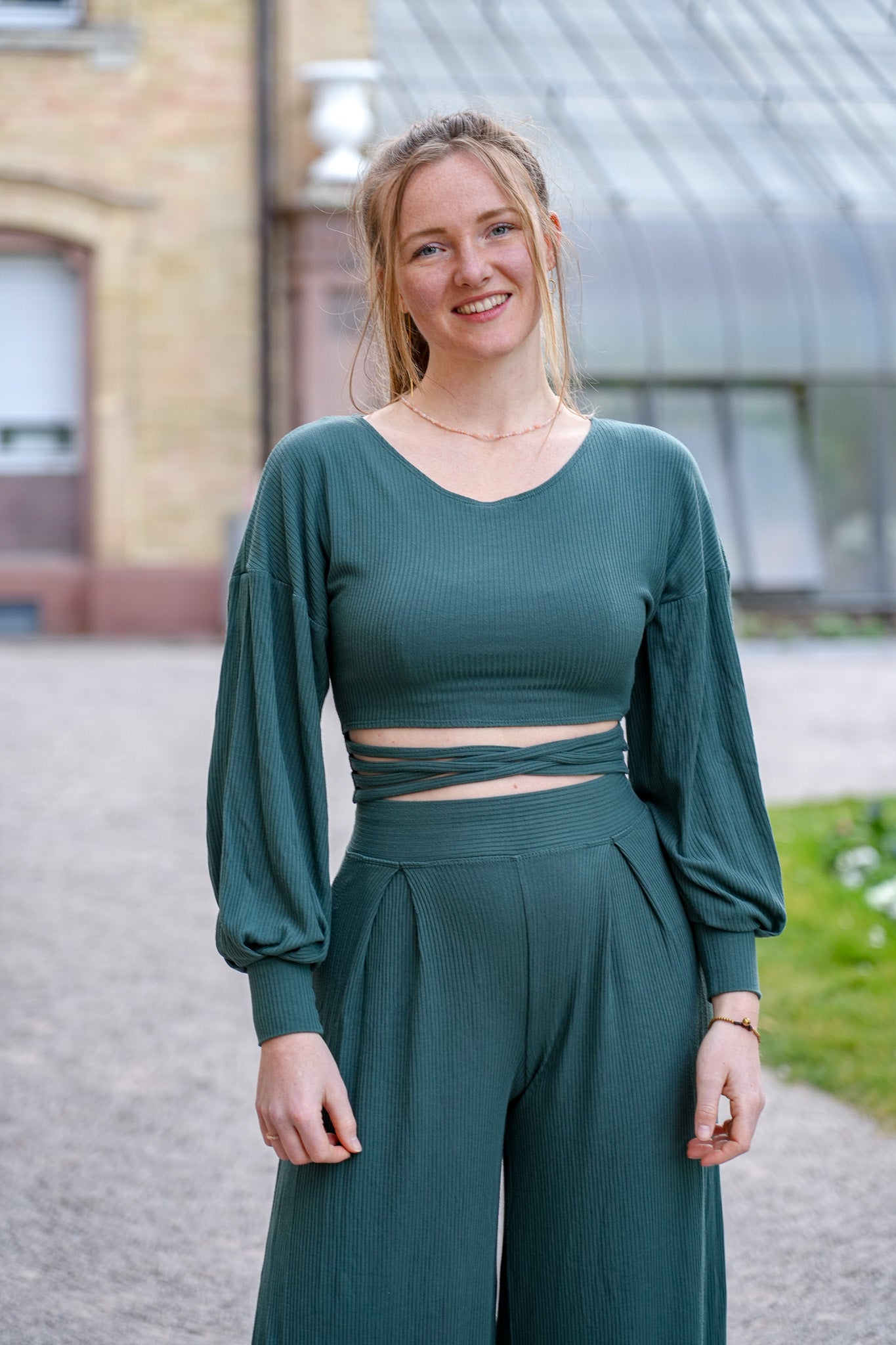 Nachhaltige High-Waist-Hose in Petrolgrün