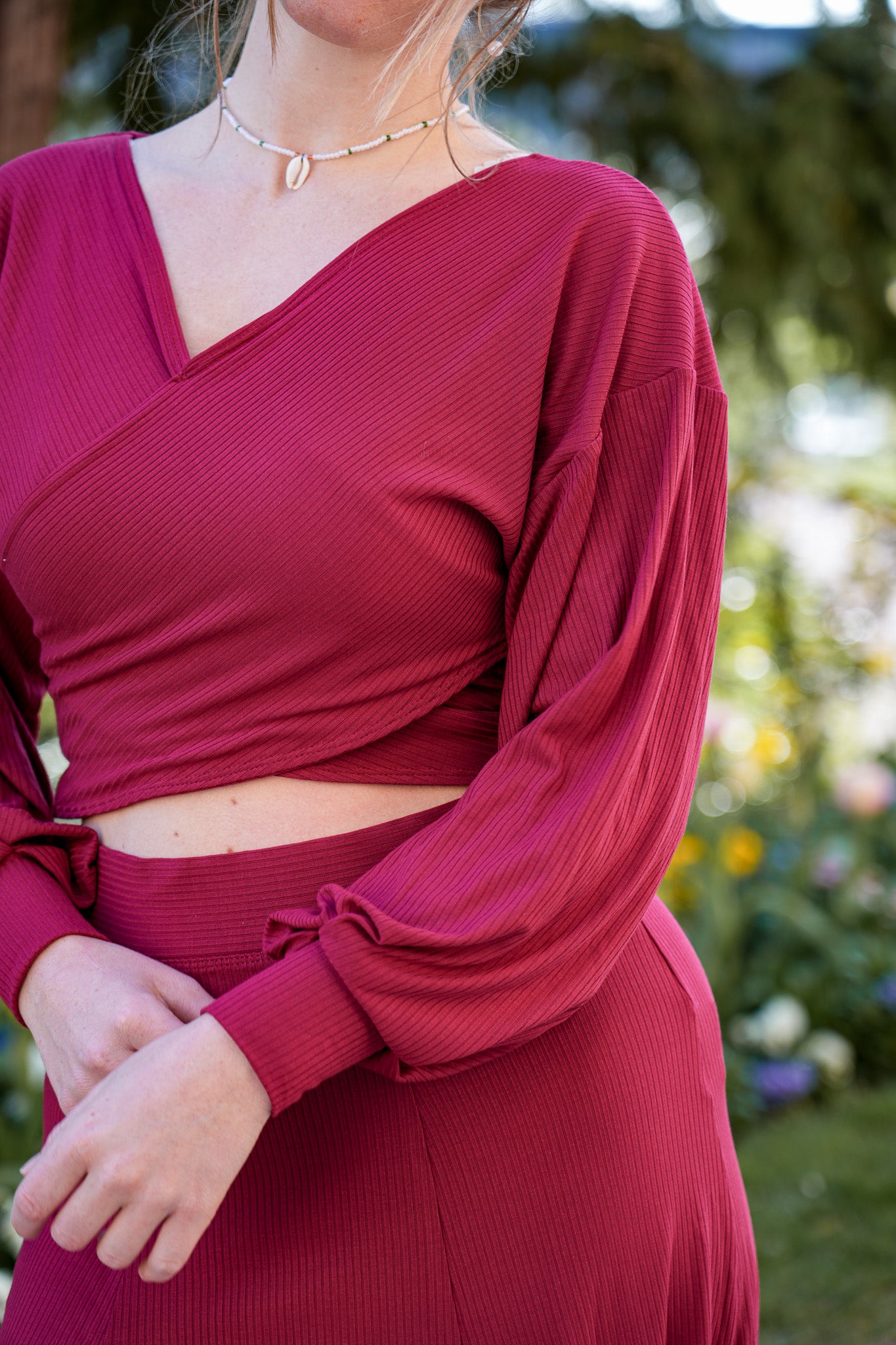 Femininer Tencel-Pulli mit überkreuztem Schnitt in Kirschrot