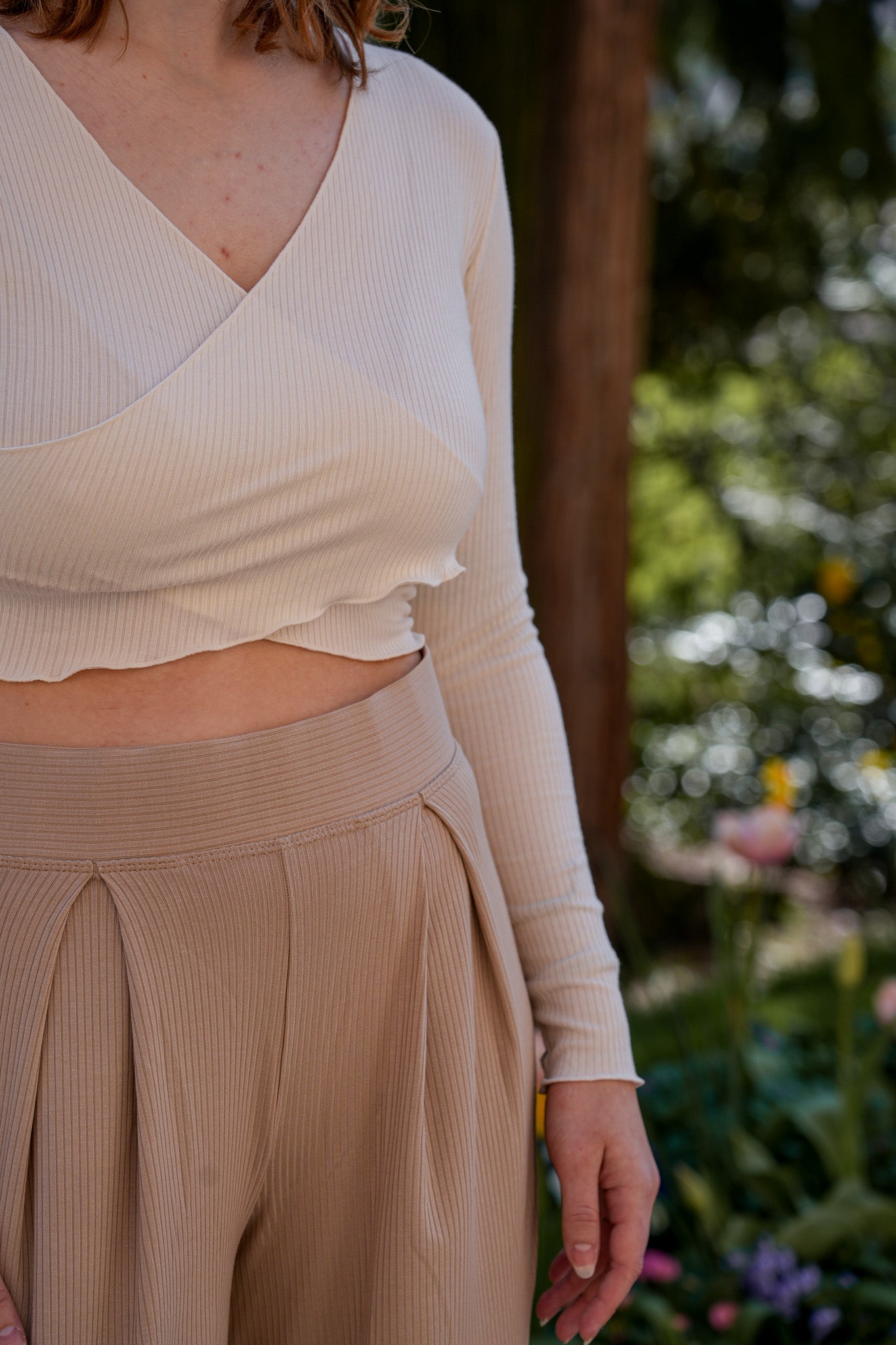 Leichter Crop-Pulli mit überkreuzter Optik, welche einen V-Ausschnitt kreiert