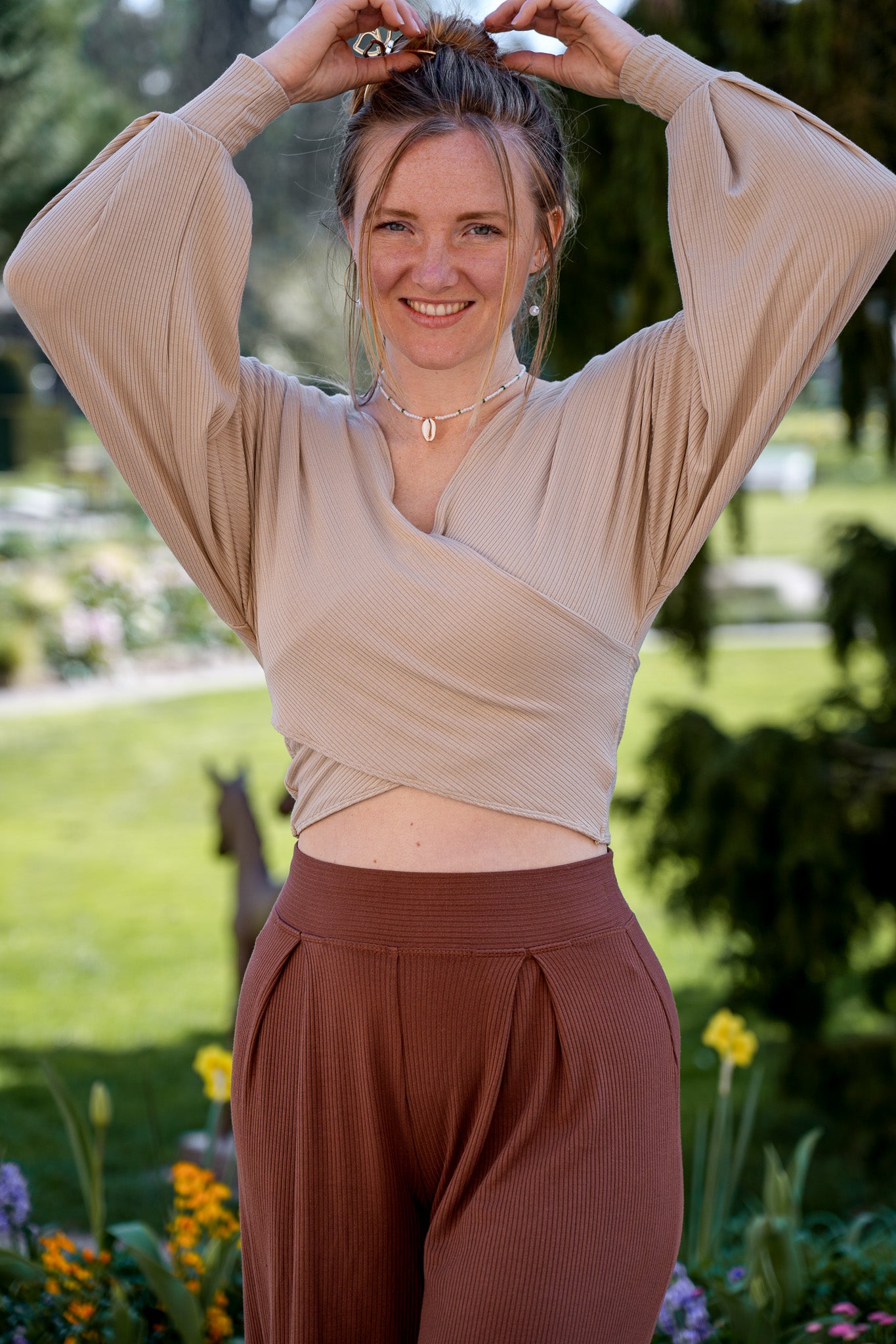 Femininer Pullover mit Rückenausschnitt und Wickeleffekt