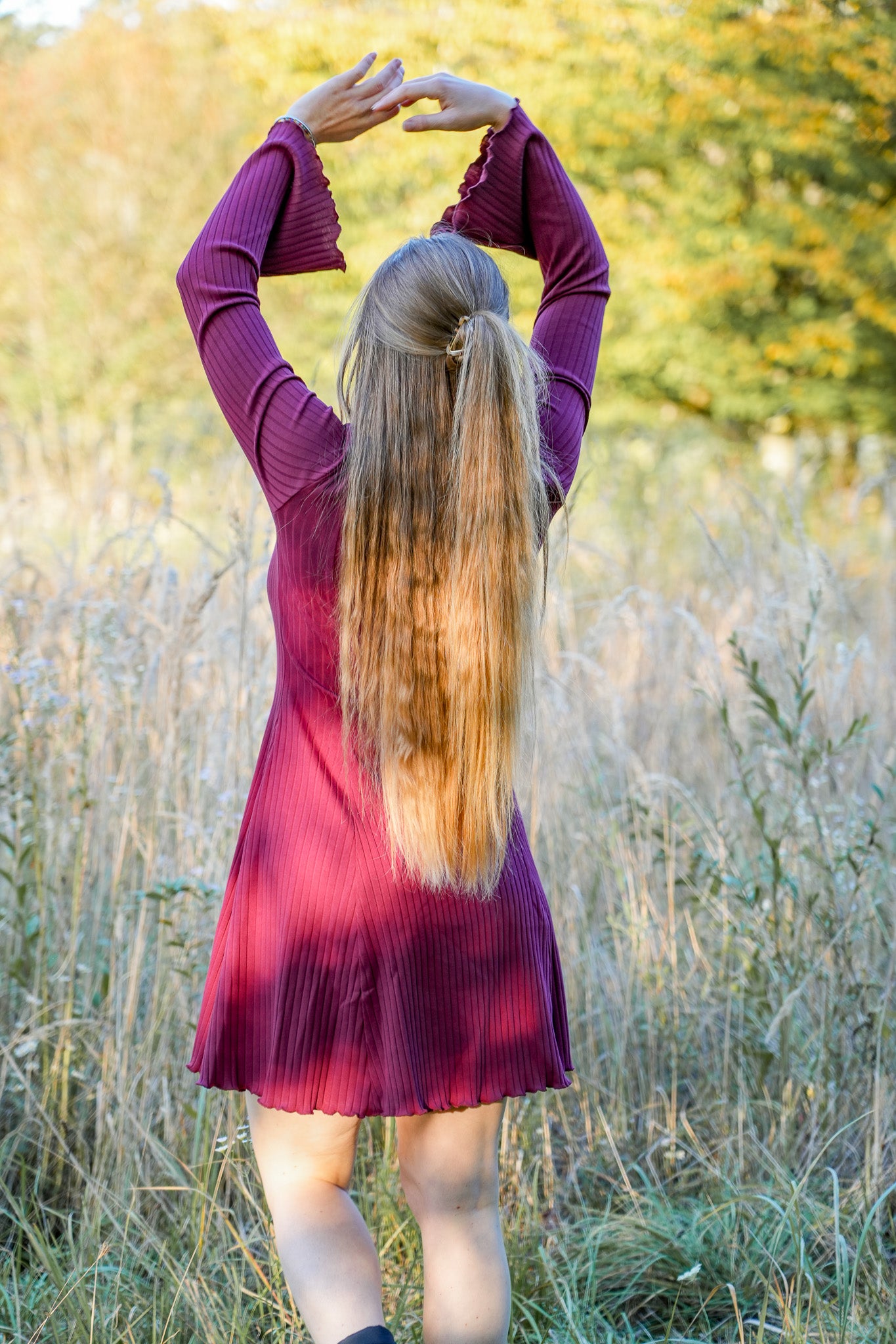 Nachhaltiges Tailliertes Strickkleid mit weitem Ärmeln für den Herbst aus fuchsia farbiger Bio-Baumwolle