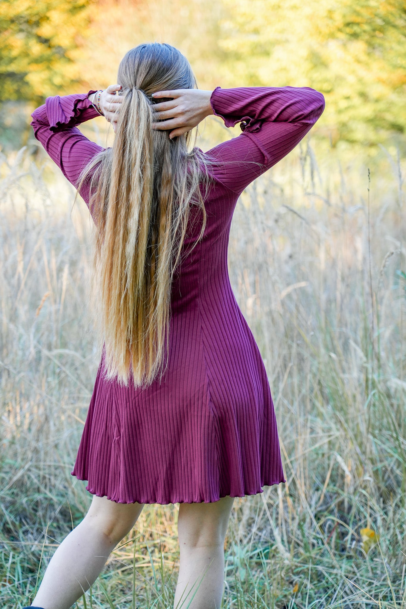fair hergestelltes Kleid für Damen im Herbst in Burgunder mit Rüschen und Trompetenärmeln