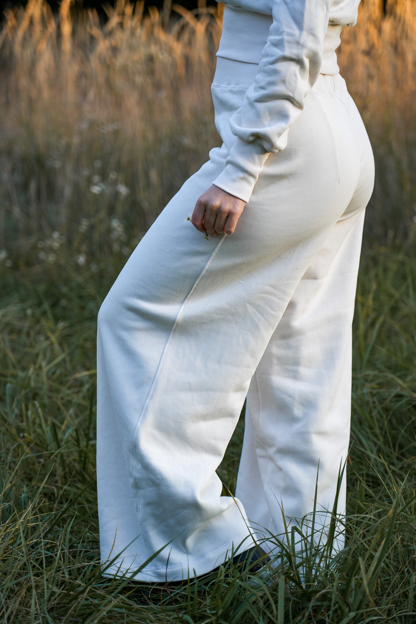 Fair produzierte Loungehose in Weiß mit Abnähern