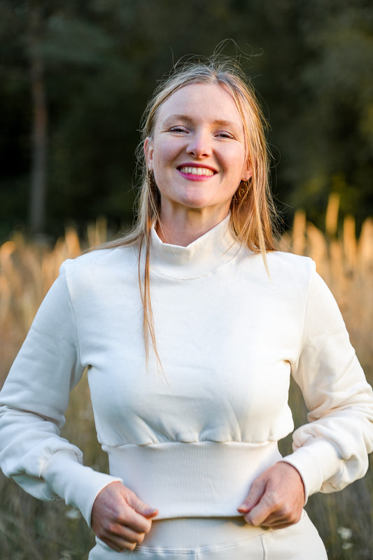 WeiĂźer Cropped Pullover mit kurzem Rollkragen