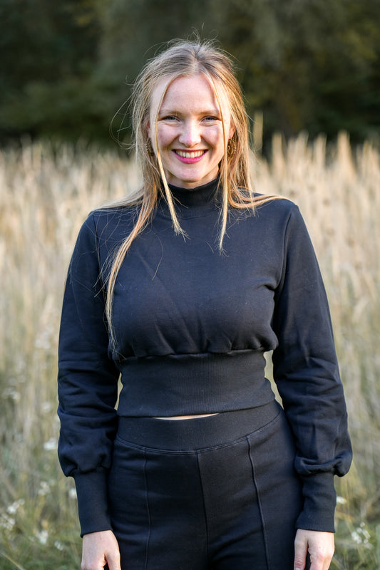 Schwarzer Cropped Pullover mit kurzem Rollkragen aus Bio-Baumwolle