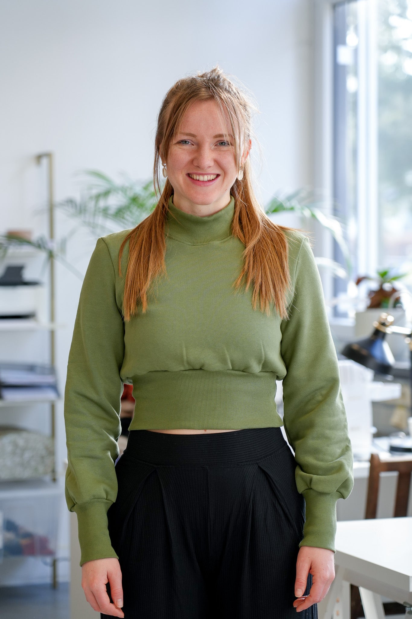 Kurzer Pullover in warmem Olivton mit modernem Schnitt