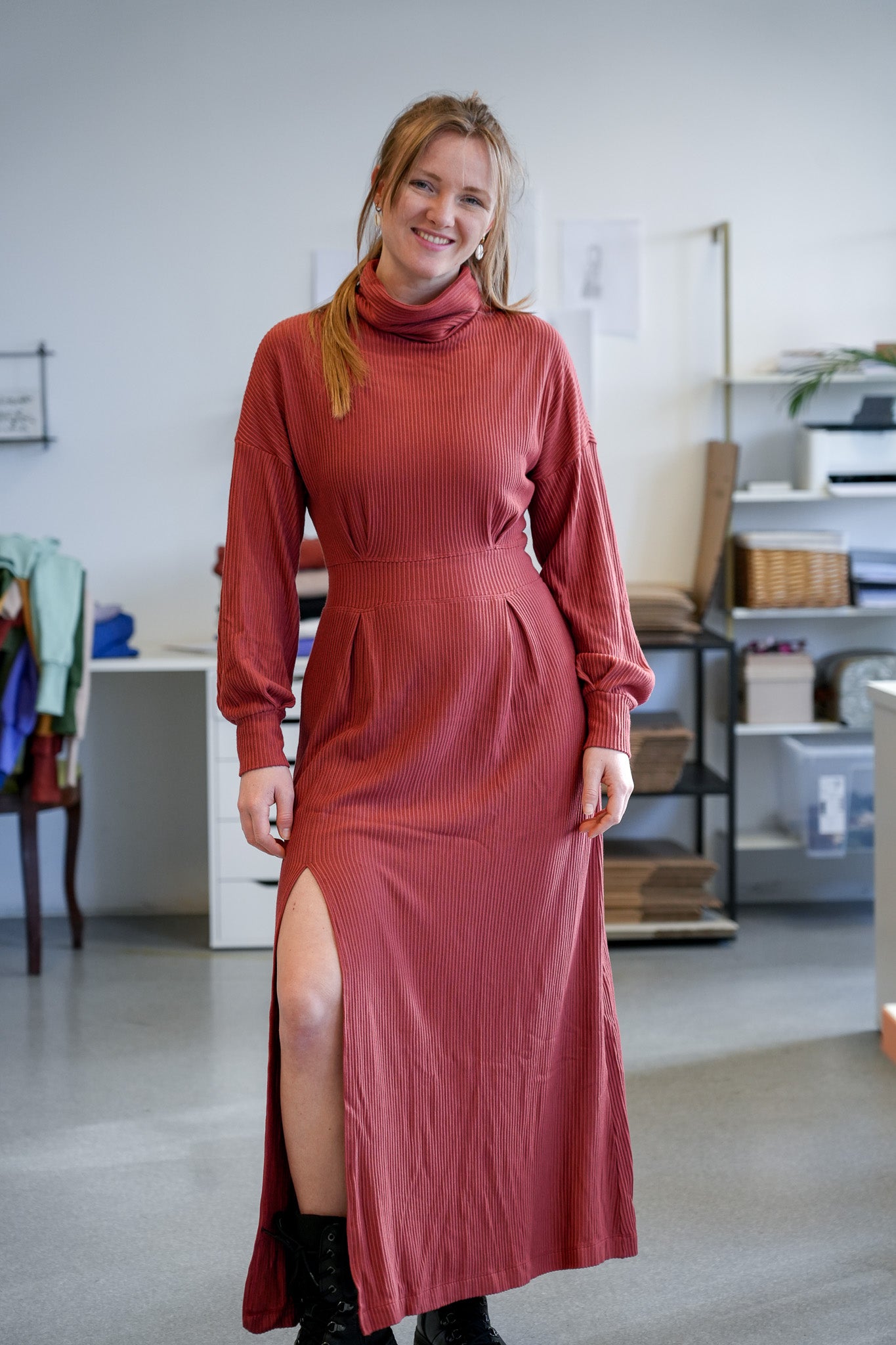 Weiches Rippkleid in herbstlichem Rot mit elegantem Fall