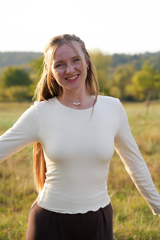 Trendiges Damen Longsleeve in zartem Muschelweiß mit süßem Rüschensaum und besonders weichem Stoff im romantischen Pinterest Style