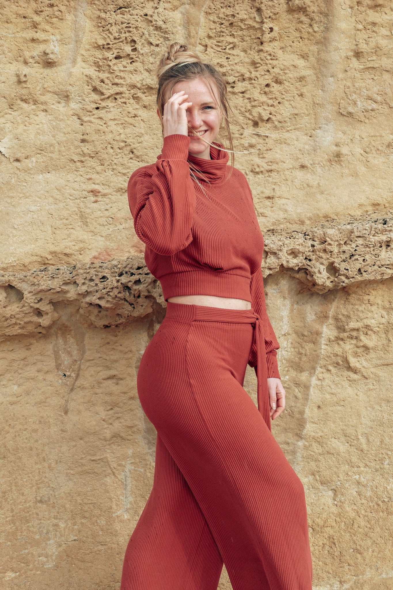 Roter Pulli für den Winter in Crop Länge mit weiten Ärmeln und Bund an der Taille