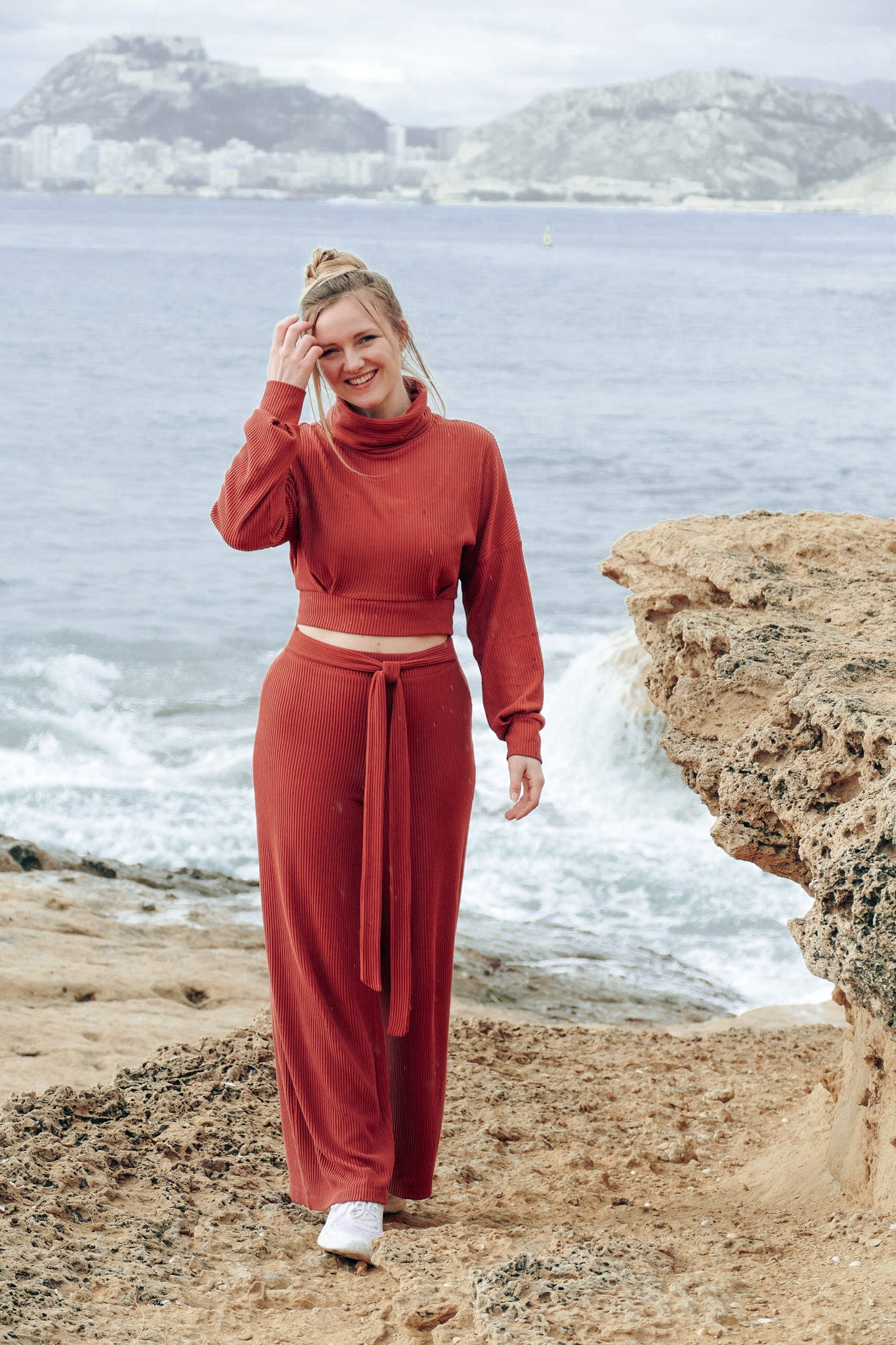 Sehr bequemer und nachhaltiger Crop Pullover mit Ballonärmeln für Damen
