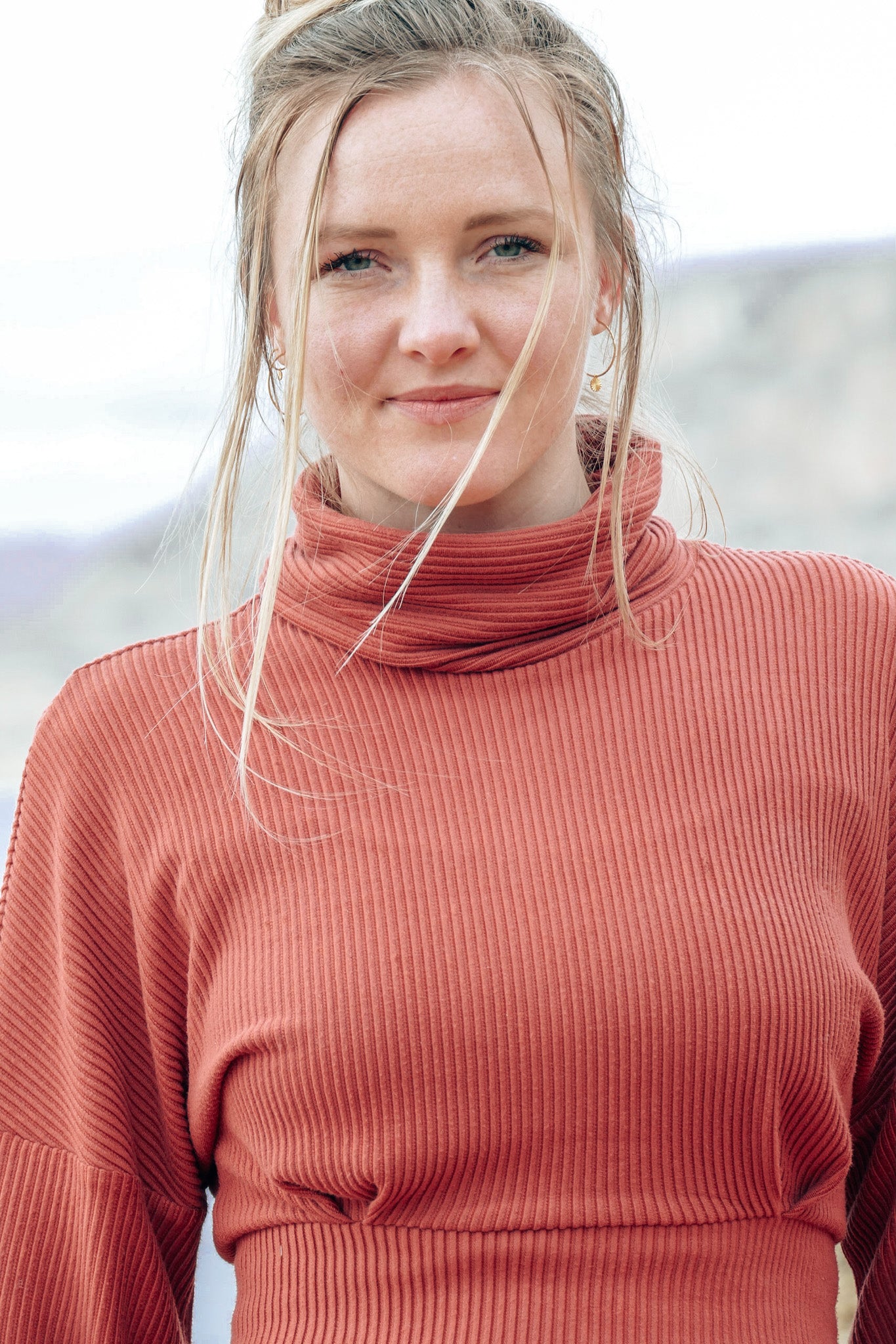 Rollkragen Pullover für Damen aus weichem und geripptem Stoff für kalte Tage