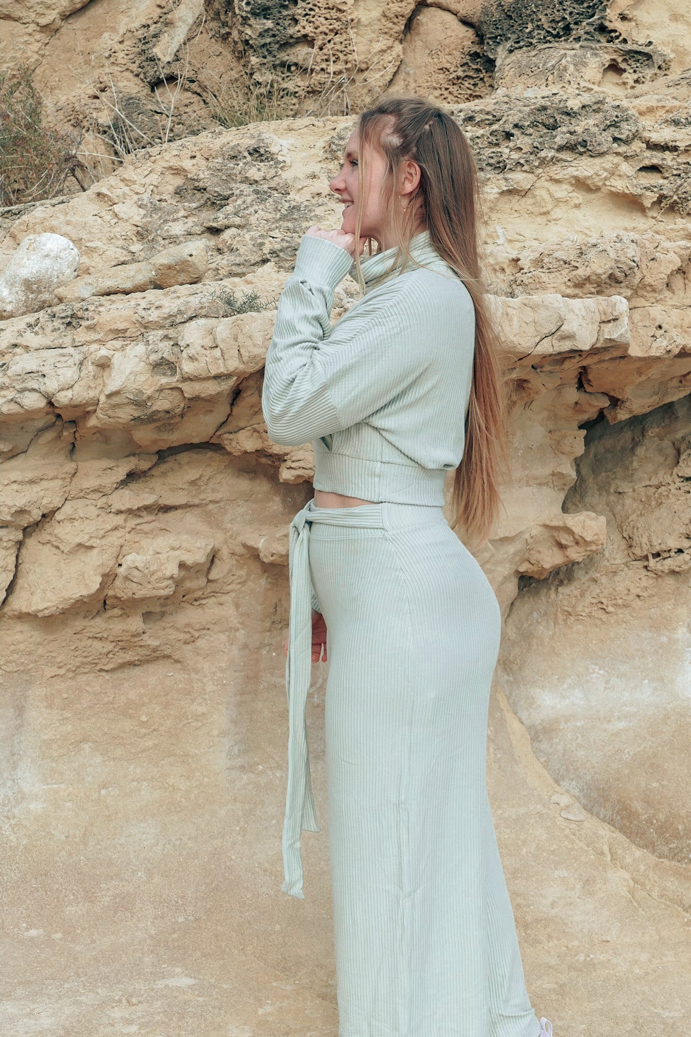 Mintfarbiger Crop Pullover mit Rollkragen und weiten Ärmeln mit der dazu passenden High Waist Hose in mint