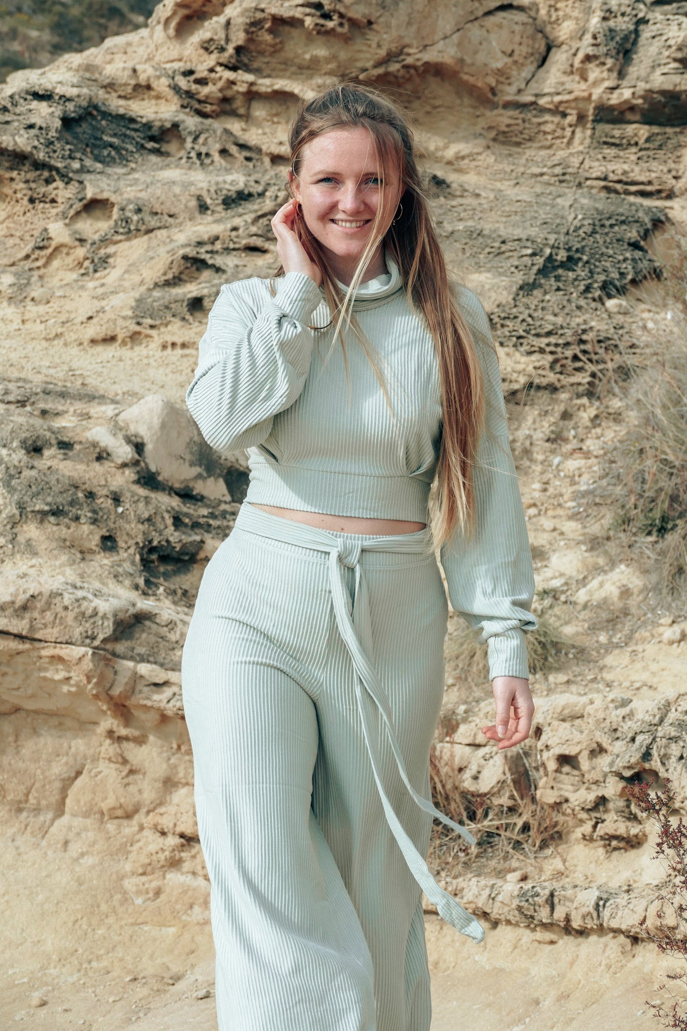 Wunderschöne Sets aus Crop Pullover mit Rollkragen und weiten Ballonärmeln und der High Waist Hose aus geripptem Stoff