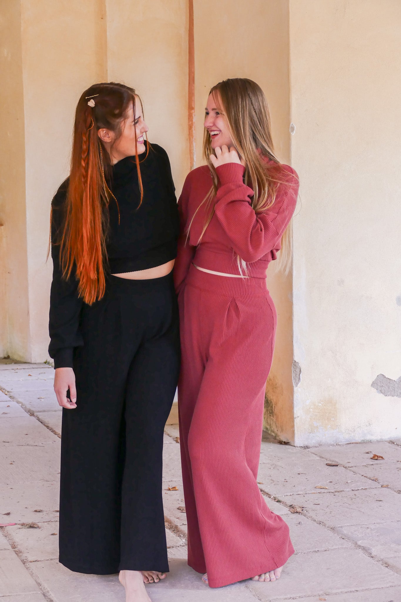 Rote Winterhose mit High Waist Bund und weitem Beinen aus Rippenstoff der nachhaltig ist