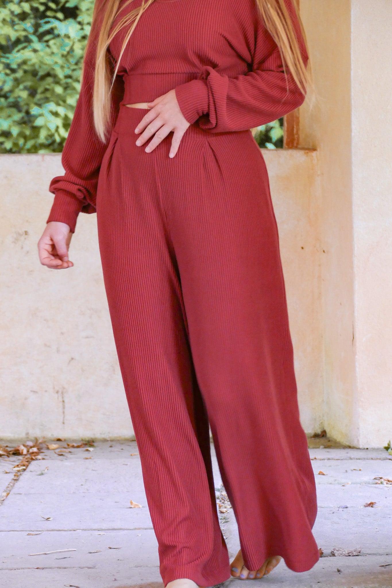 Dunkelrote Wide Leg Pants mit hohem Bund und Gummizug um den Bauch zu verstecken