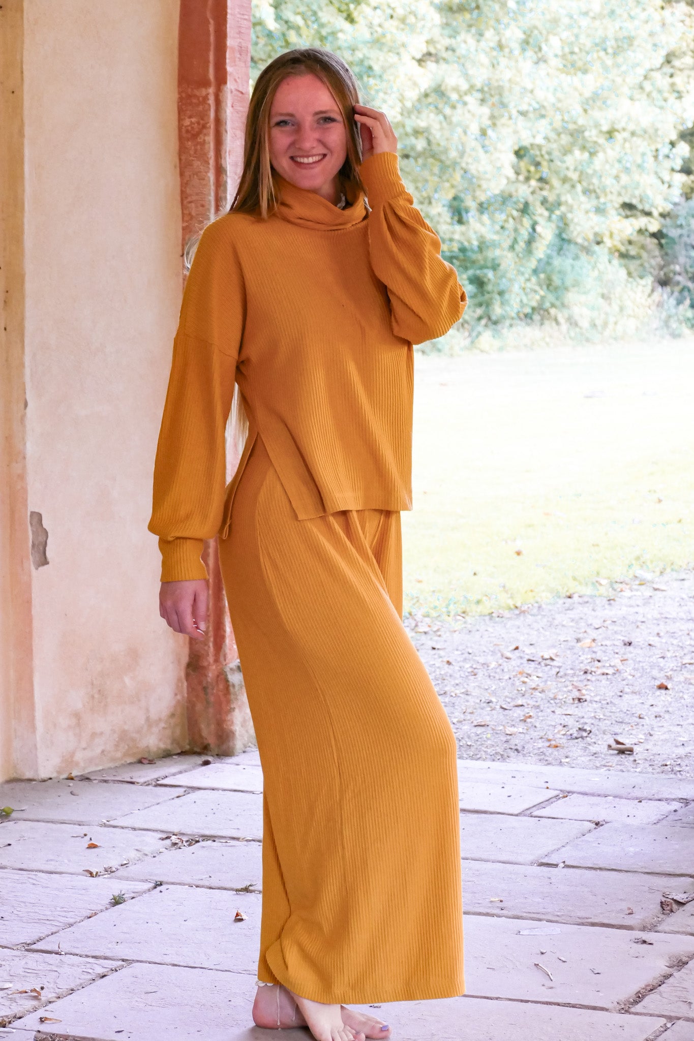 Bequeme und nachhaltige Hose für den Winter aus Rippenstoff mit Kellerfalten und weitem Bein und einem Hohen Bund bis zur taille