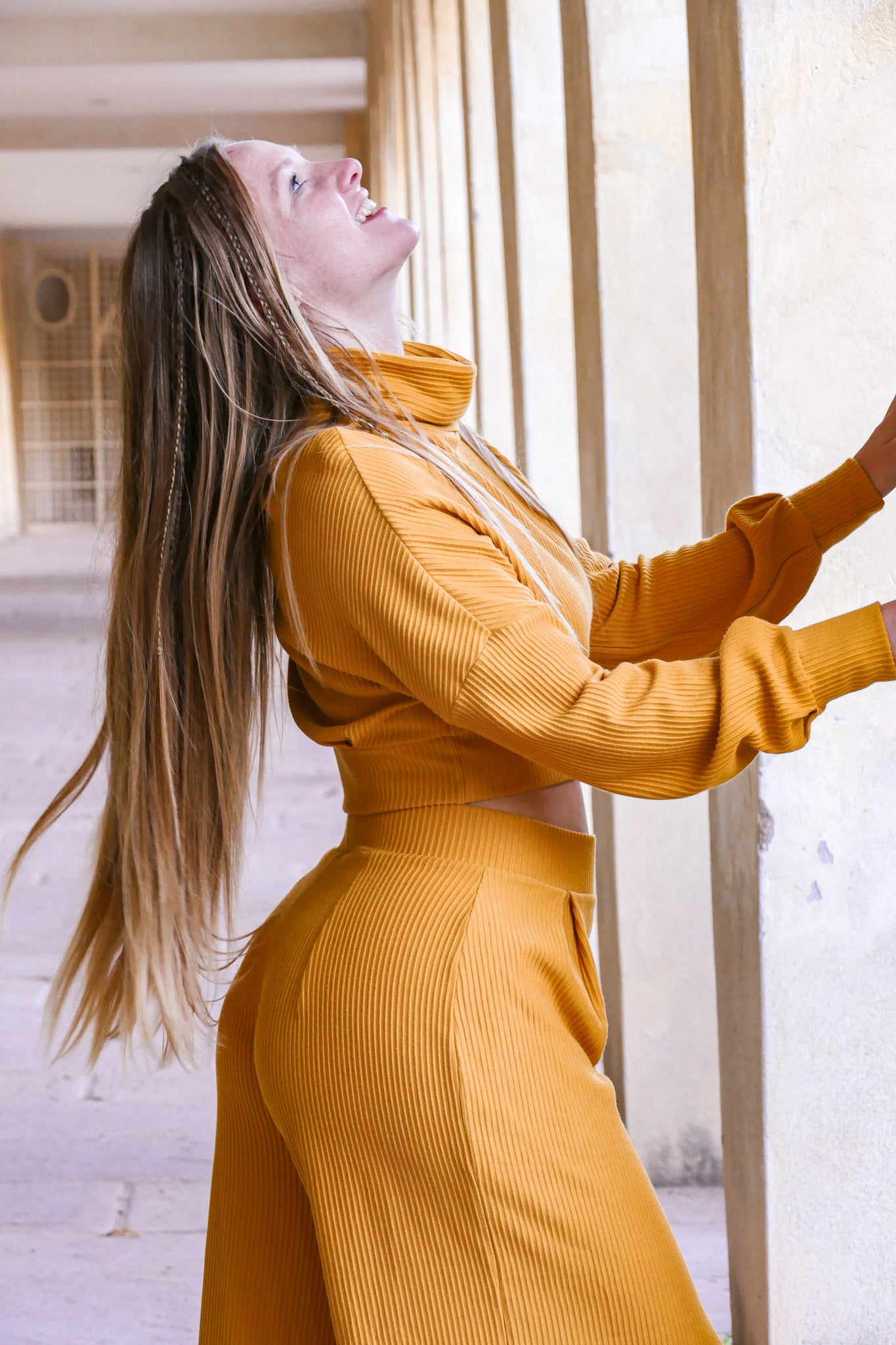 Nachhaltige und feminine Hose mit High Waist Bund un aus geripptem Stoff