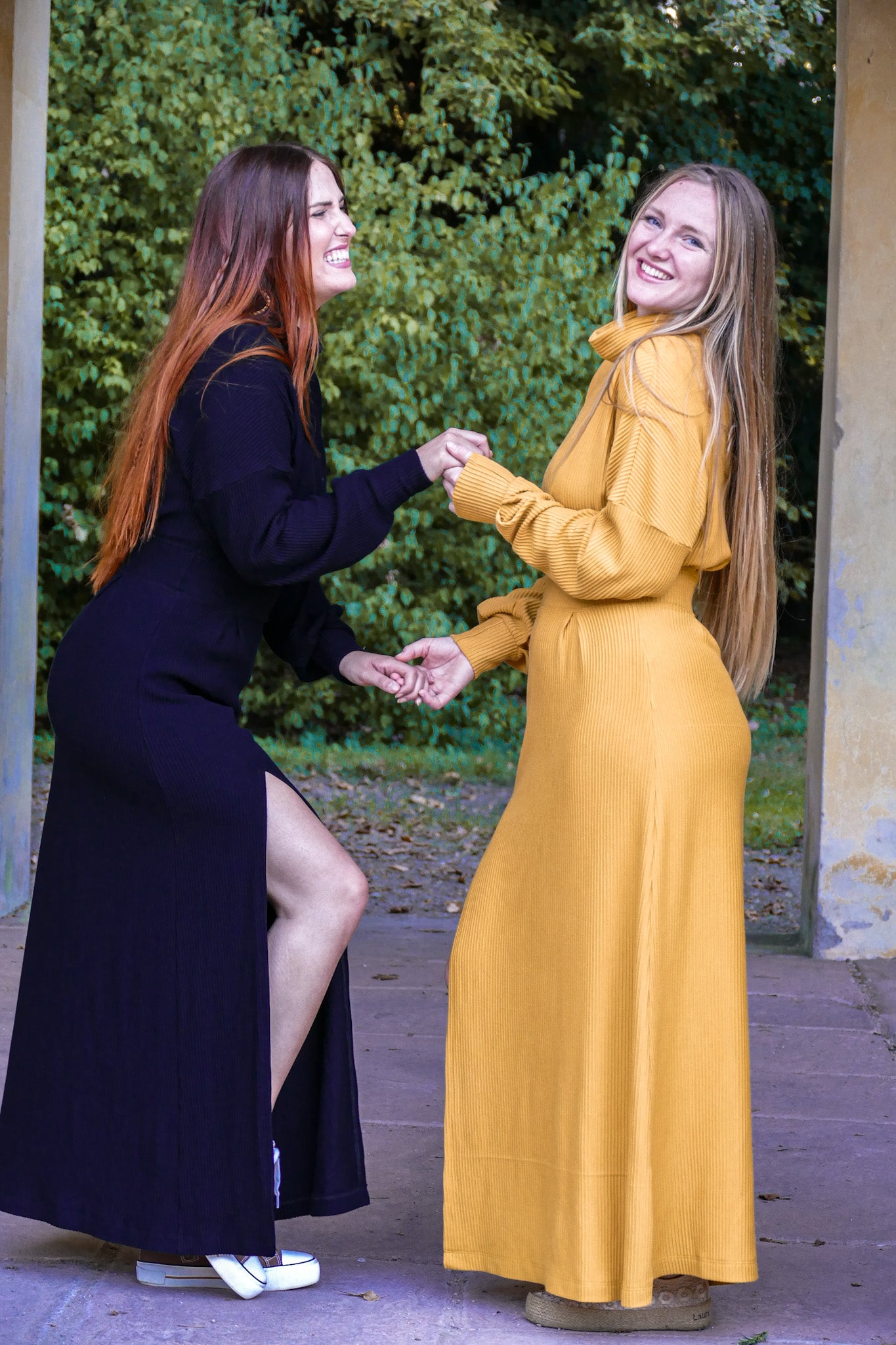 Nachhaltiges und bequemes Winterkleid in gelb mit Schlitz für kalte Tage aus geripptem Stoff