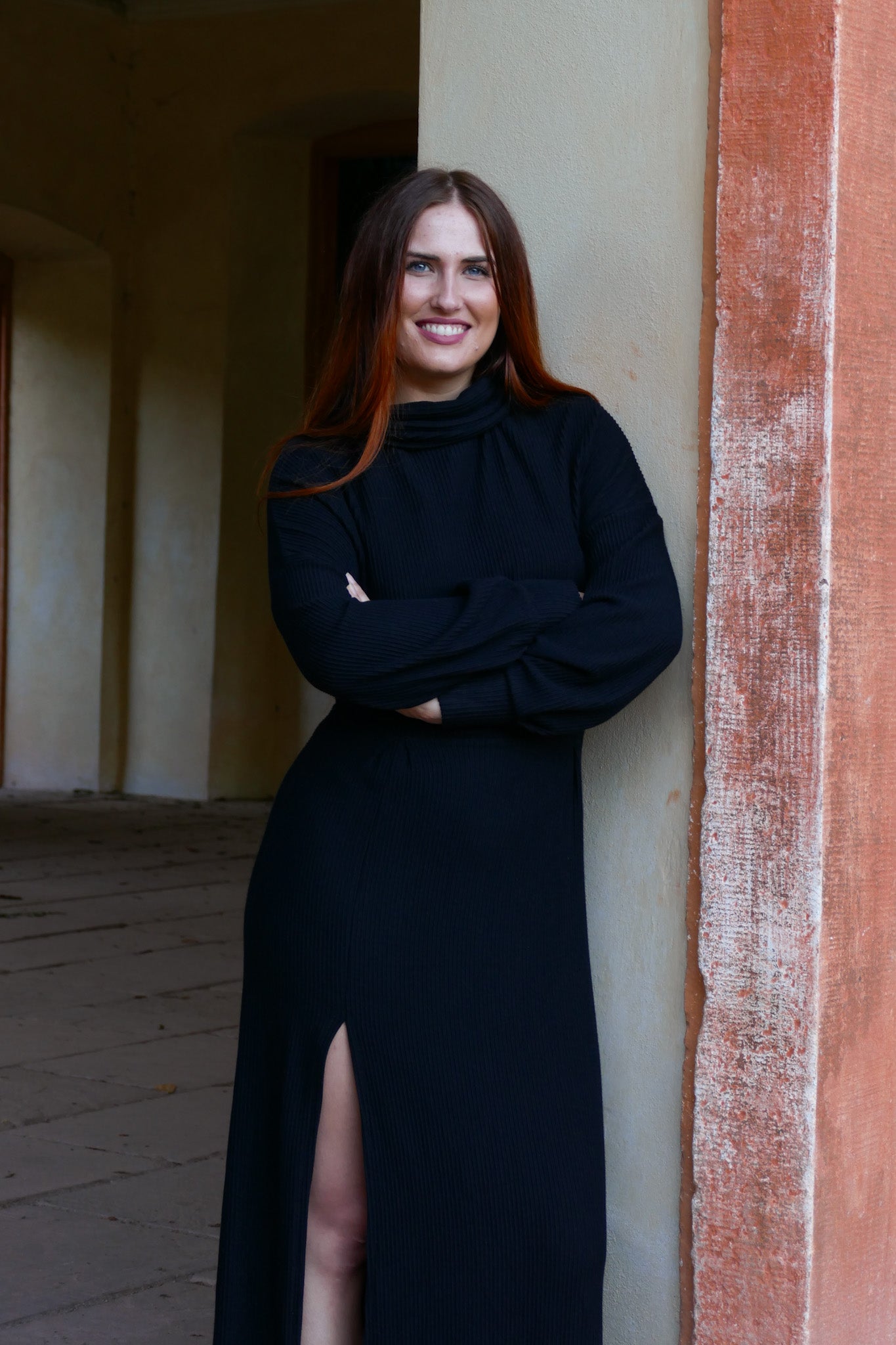 Nachhaltiges und weiches Winterkleid mit bodenlanger Länge und Taillenbetonung in schwarz