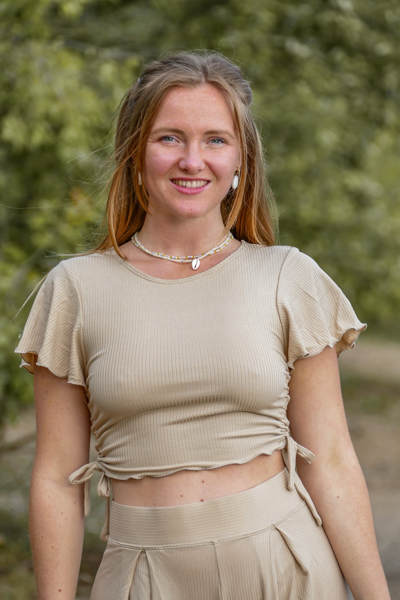 Beiges Crop Shirt mit Raffung und Rüschen aus Tencel