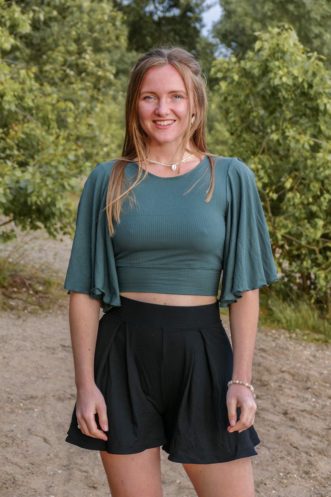 Dunkelgrünes wunderschönes Sommertop für Damen aus nachhaltigem Stoff mit freiem Rücken und Luftgen Ärmeln