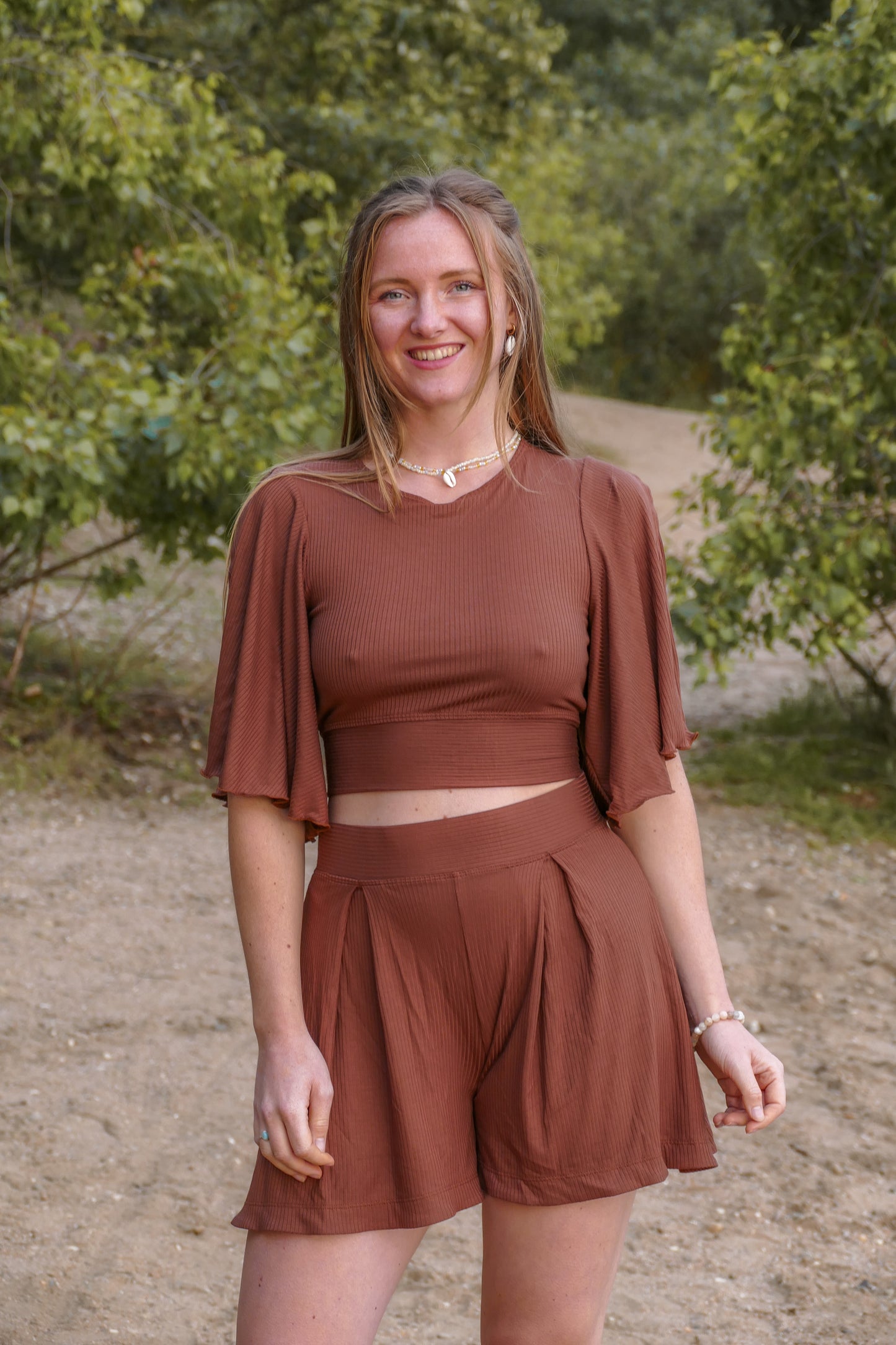 Nachhaltige Shorts für Damen in High Waist Länge mit Falten in rostbraun